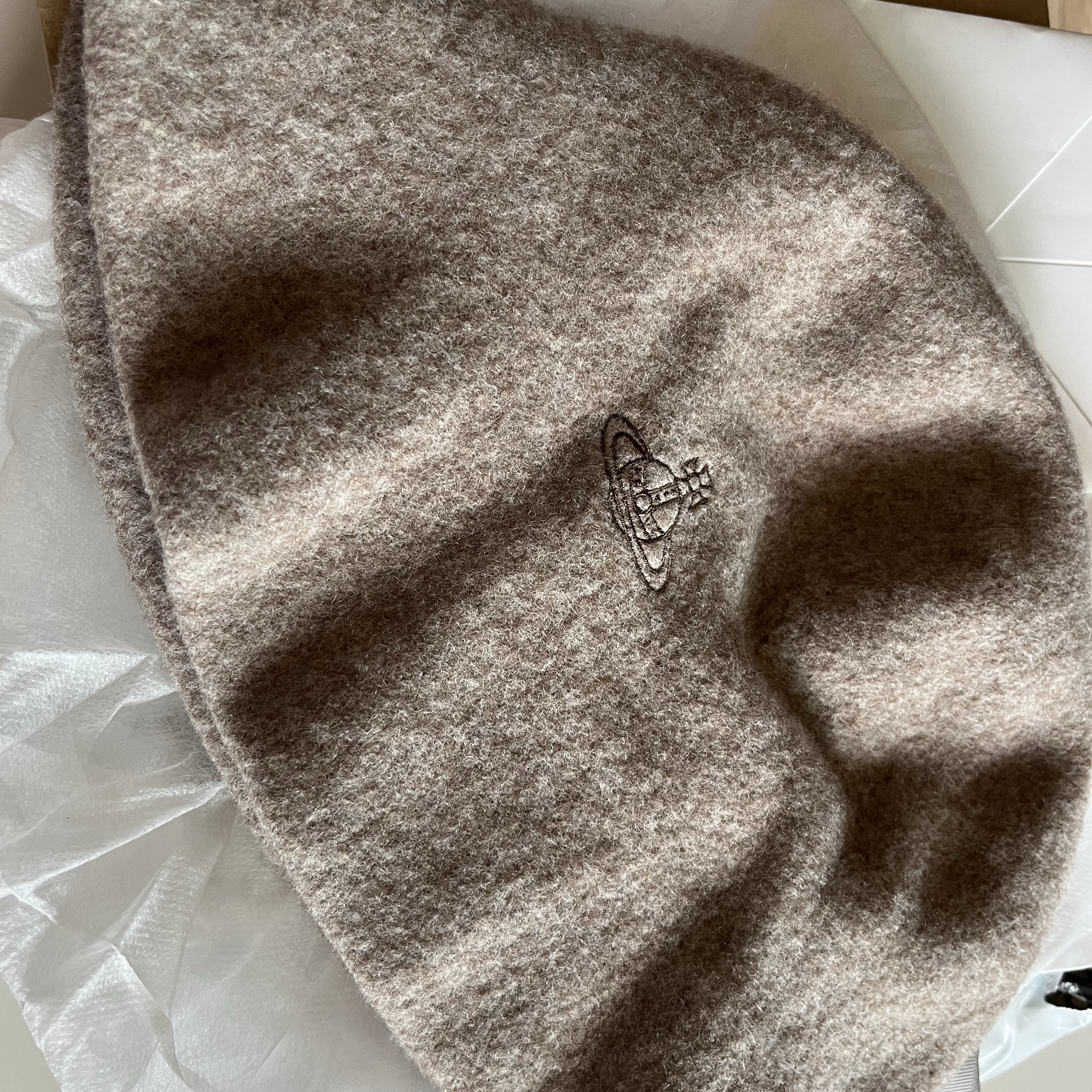 (W) Vivienne Westwood Line Orb Embroidery Basque Crochet Bucket Hat Mocha Brown 착용 스타일