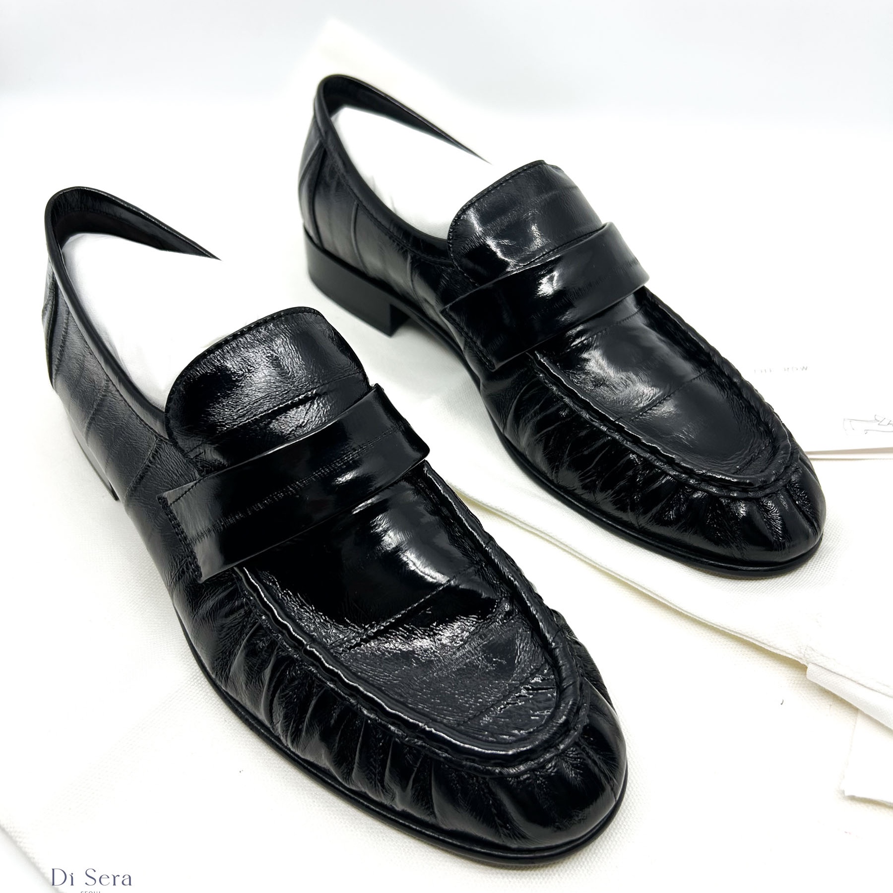 (W) The Row Soft Loafer in Eel Skin Black 착용 스타일 - 1