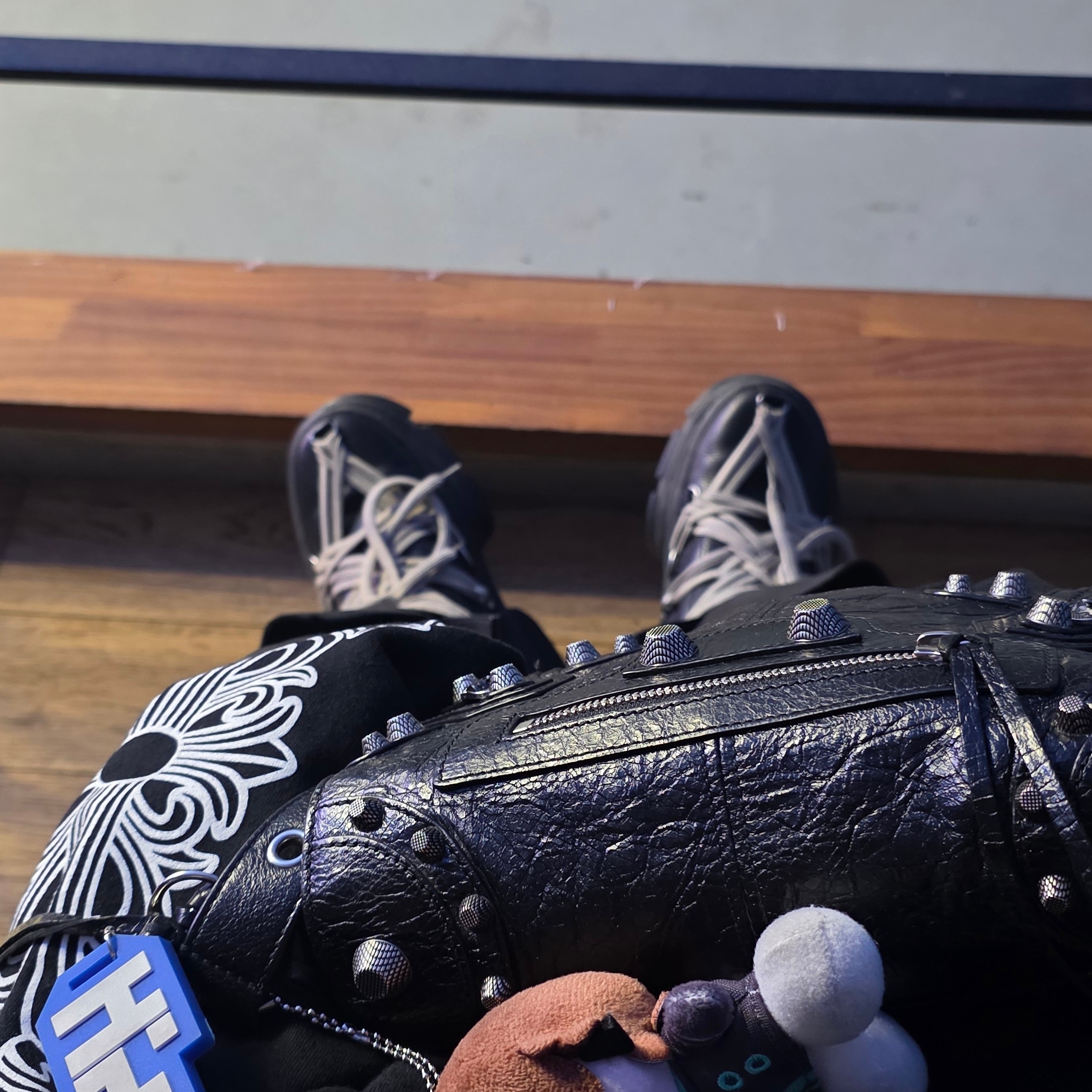 Balenciaga Arena Lambskin Aged Silver Hardware Le Cagole XS Flap Bag Black, Gucci Interlocking G Ring Silver 착용 스타일 - 2
