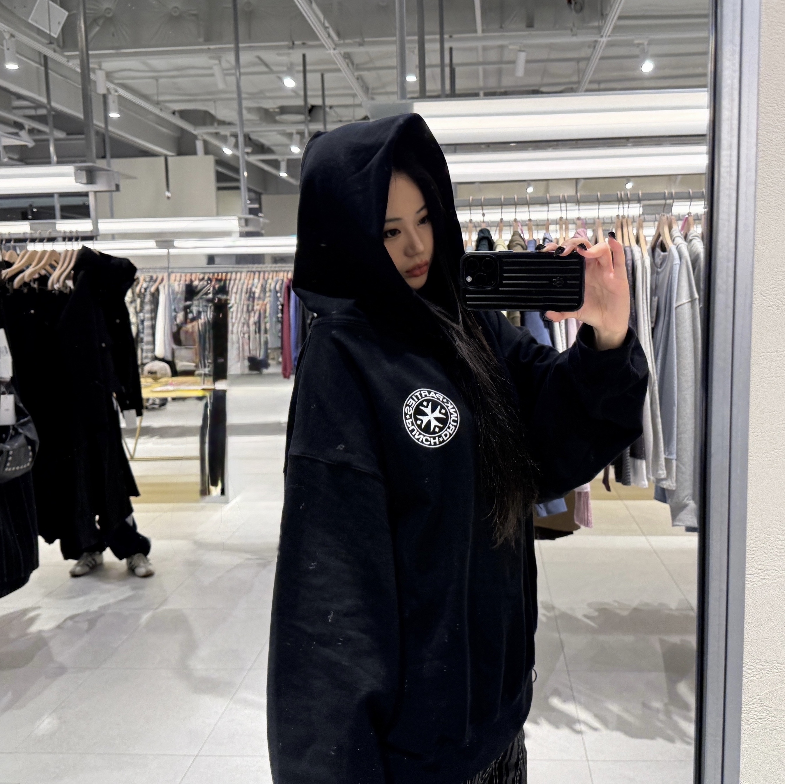 Punch Drunk Parties Circle Logo Oversized Hoodie Black 착용 스타일