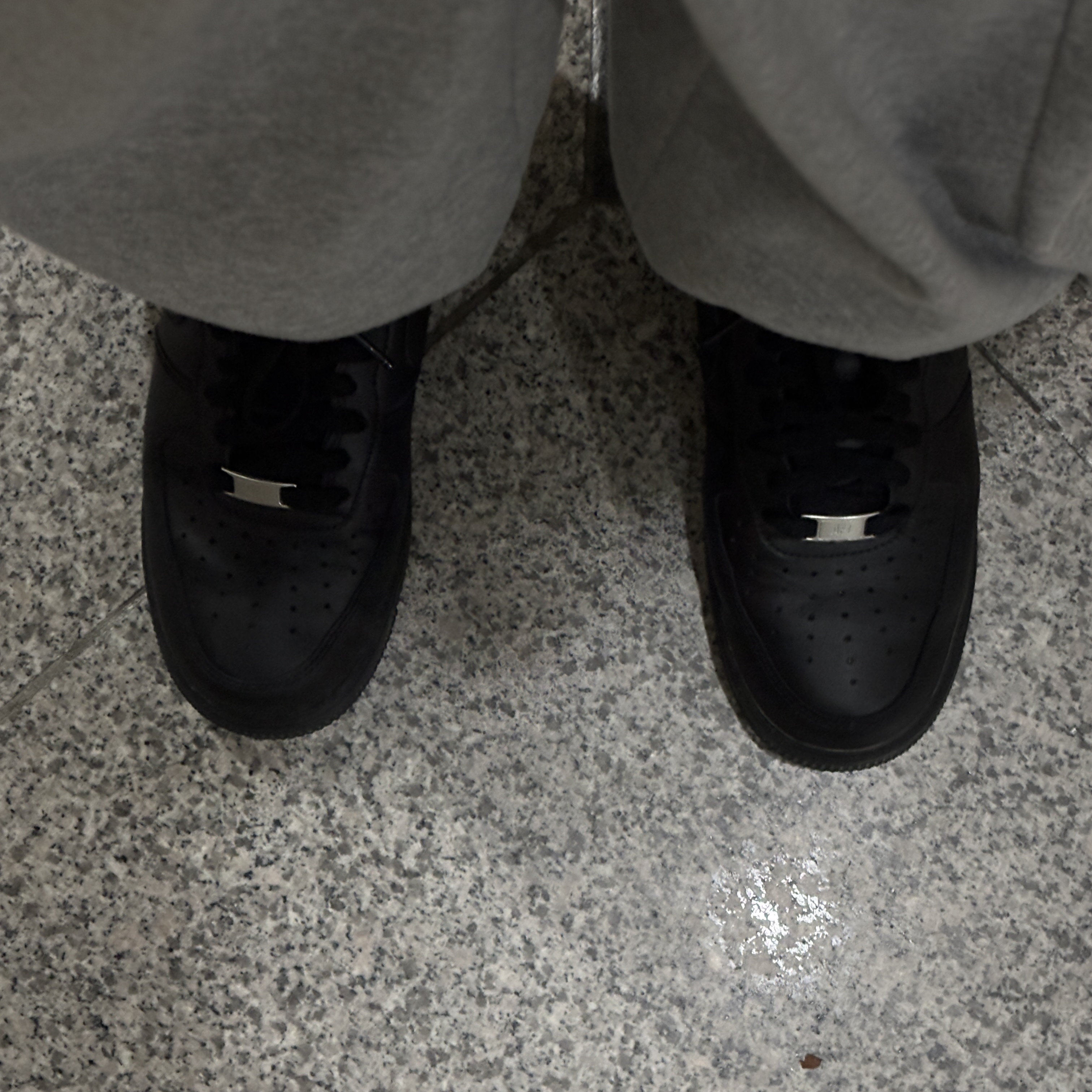 Nike Air Force 1 '07 Low Triple Black 착용 스타일
