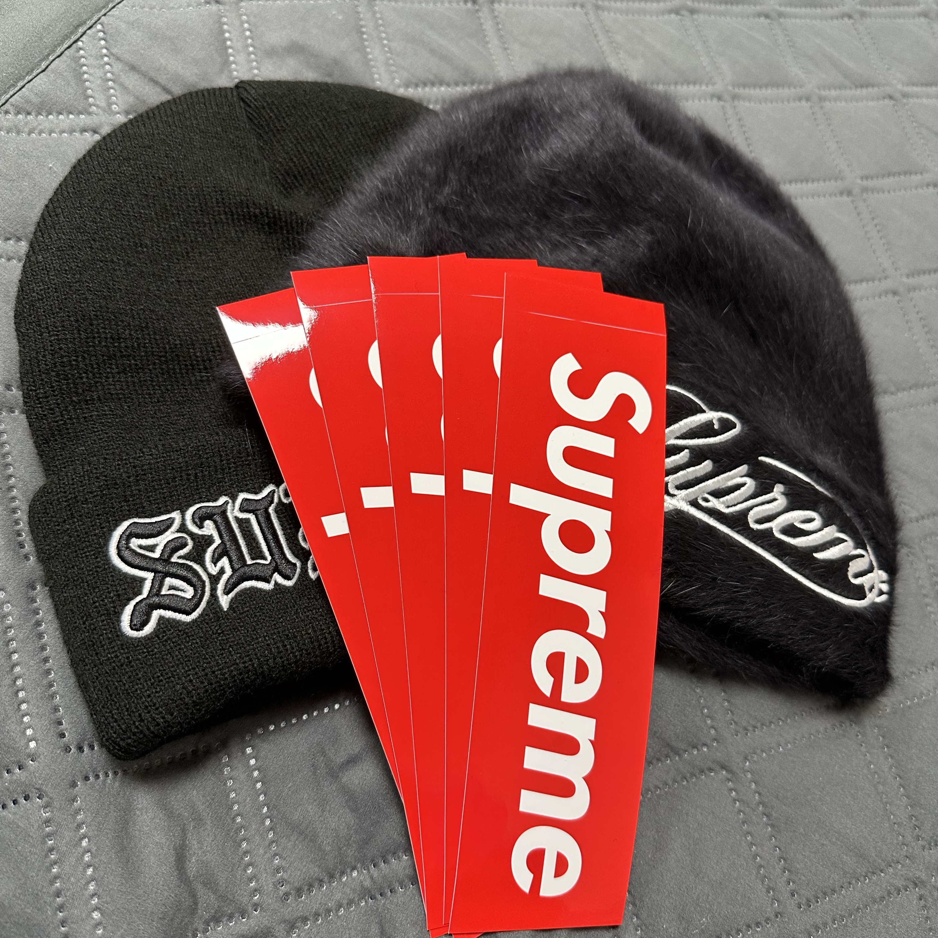 Supreme New Era Old English Beanie Black - 25FW, Supreme x Kangol Furgora Script Beanie Black - 25FW 착용 스타일