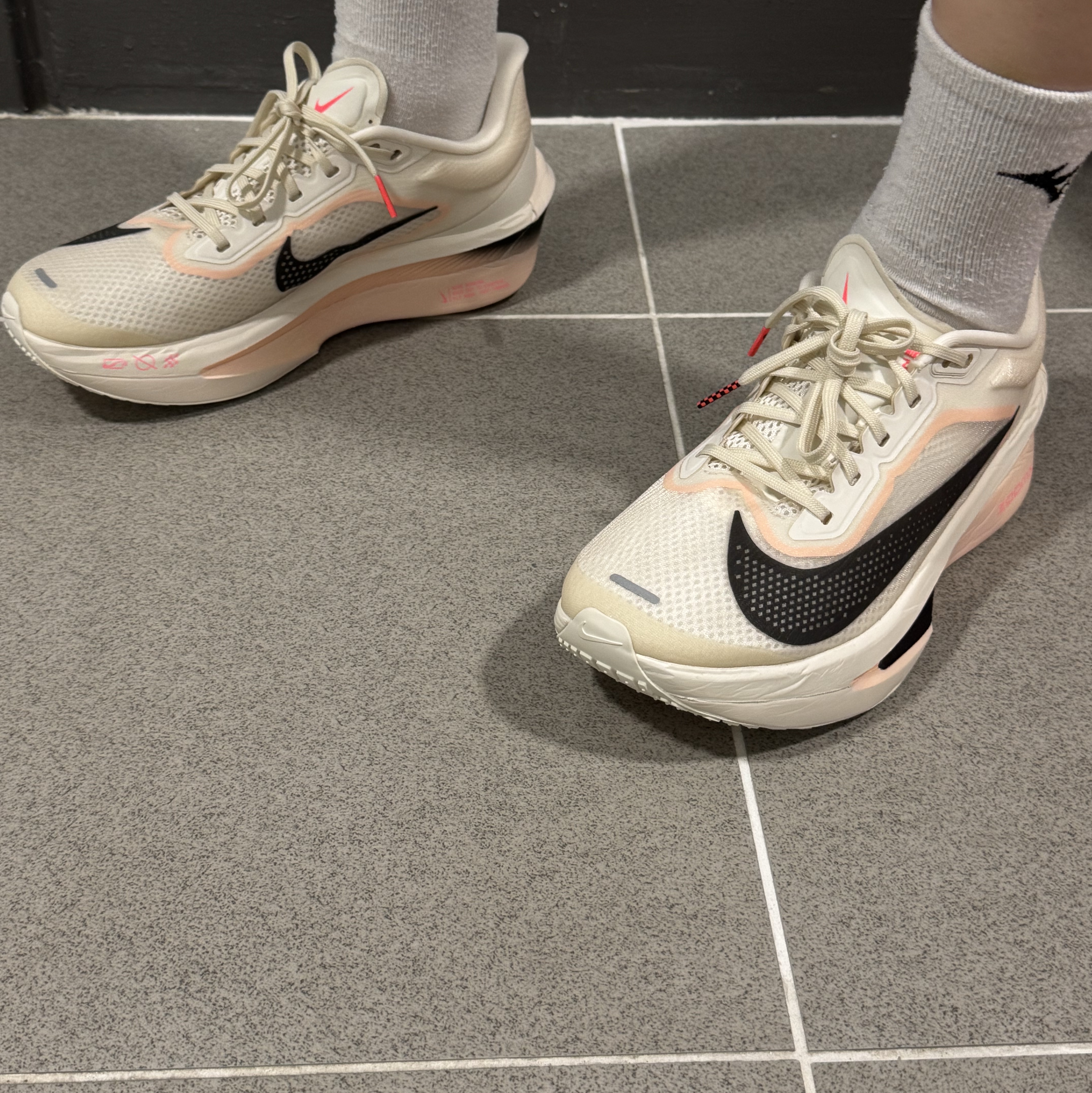 (W) Nike Zoom Fly 6 Pale Ivory Crimson Tint 착용 스타일