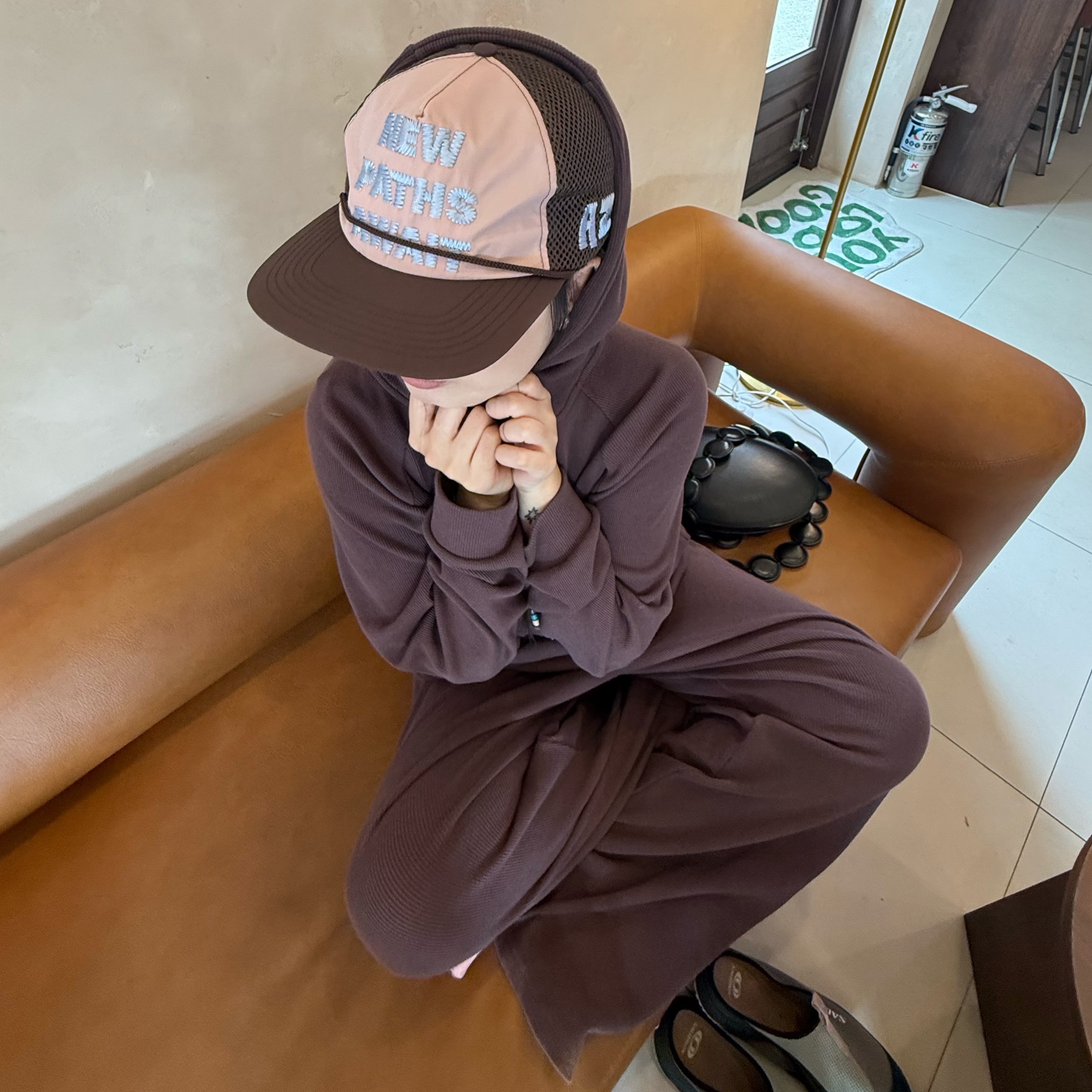 Alex Zono x Woodz New Paths Await Trucker Hat Beige, Salomon RX Slide 3.0 Pewter 착용 스타일