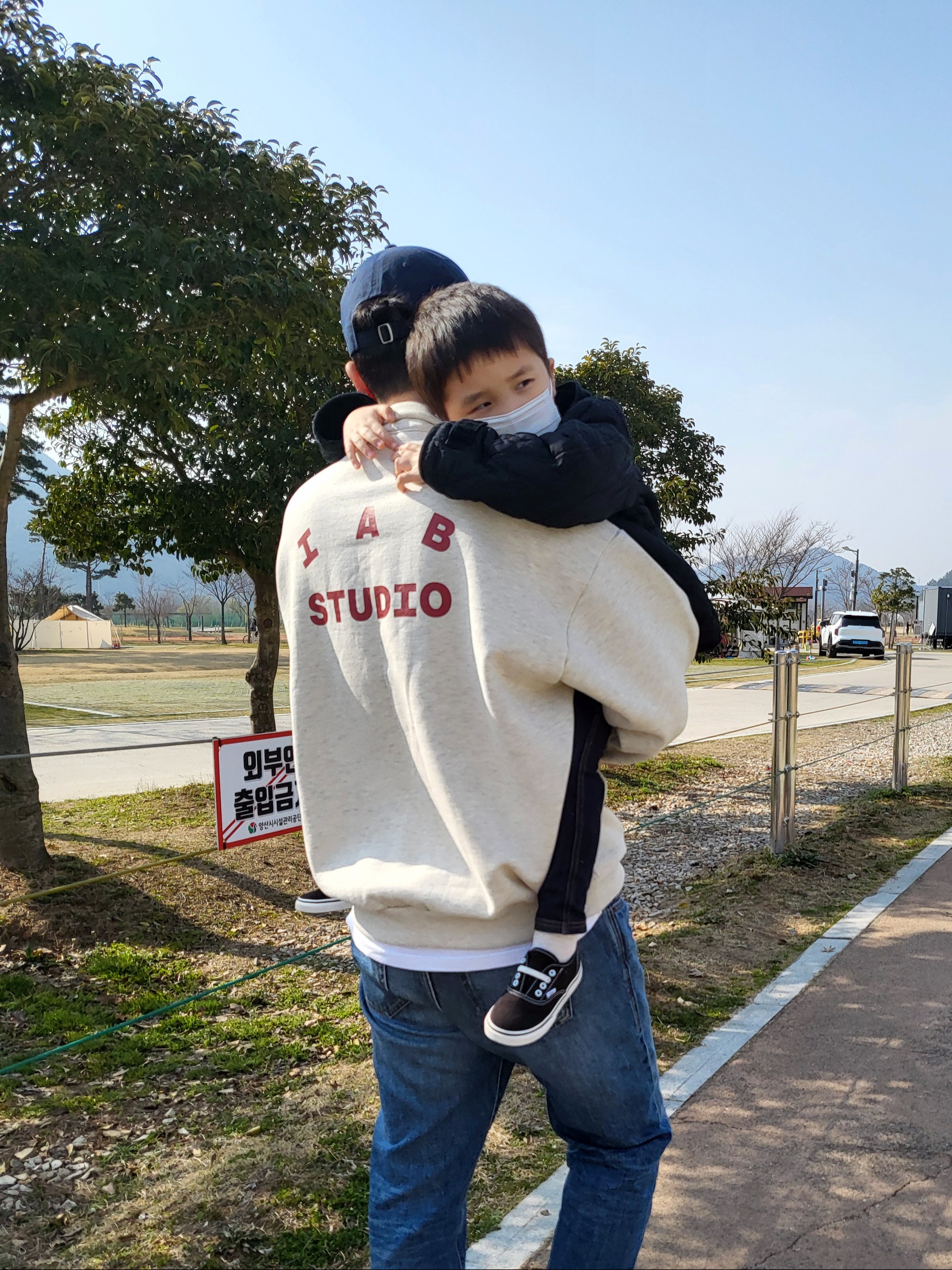 IAB Studio Half Zip-Up Oatmeal Burgundy 착용 스타일