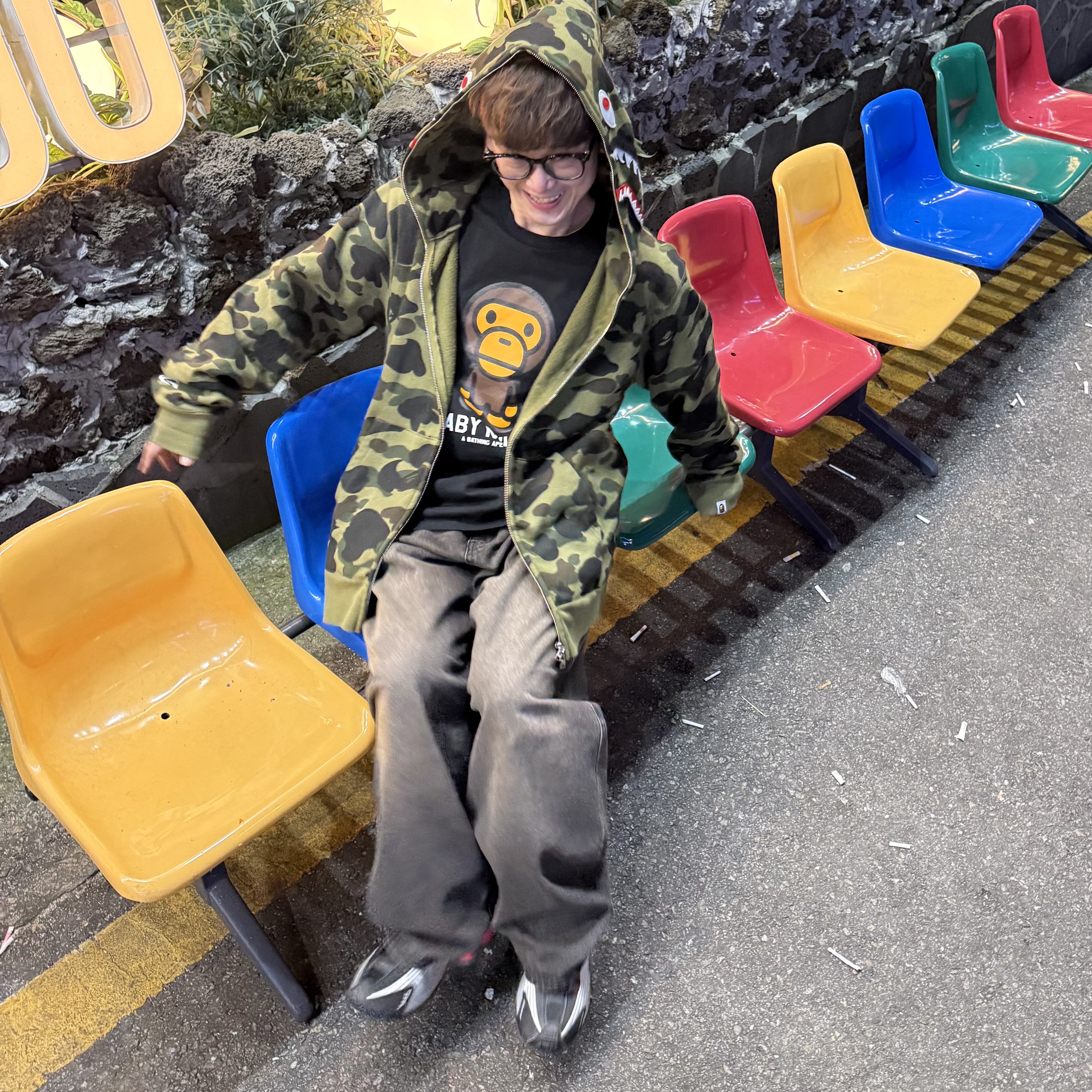 BAPE 1st Camo Shark Full Zip Hoodie Army Green, Nike Shox R4 Black and Metallic Silver 착용 스타일 - 2
