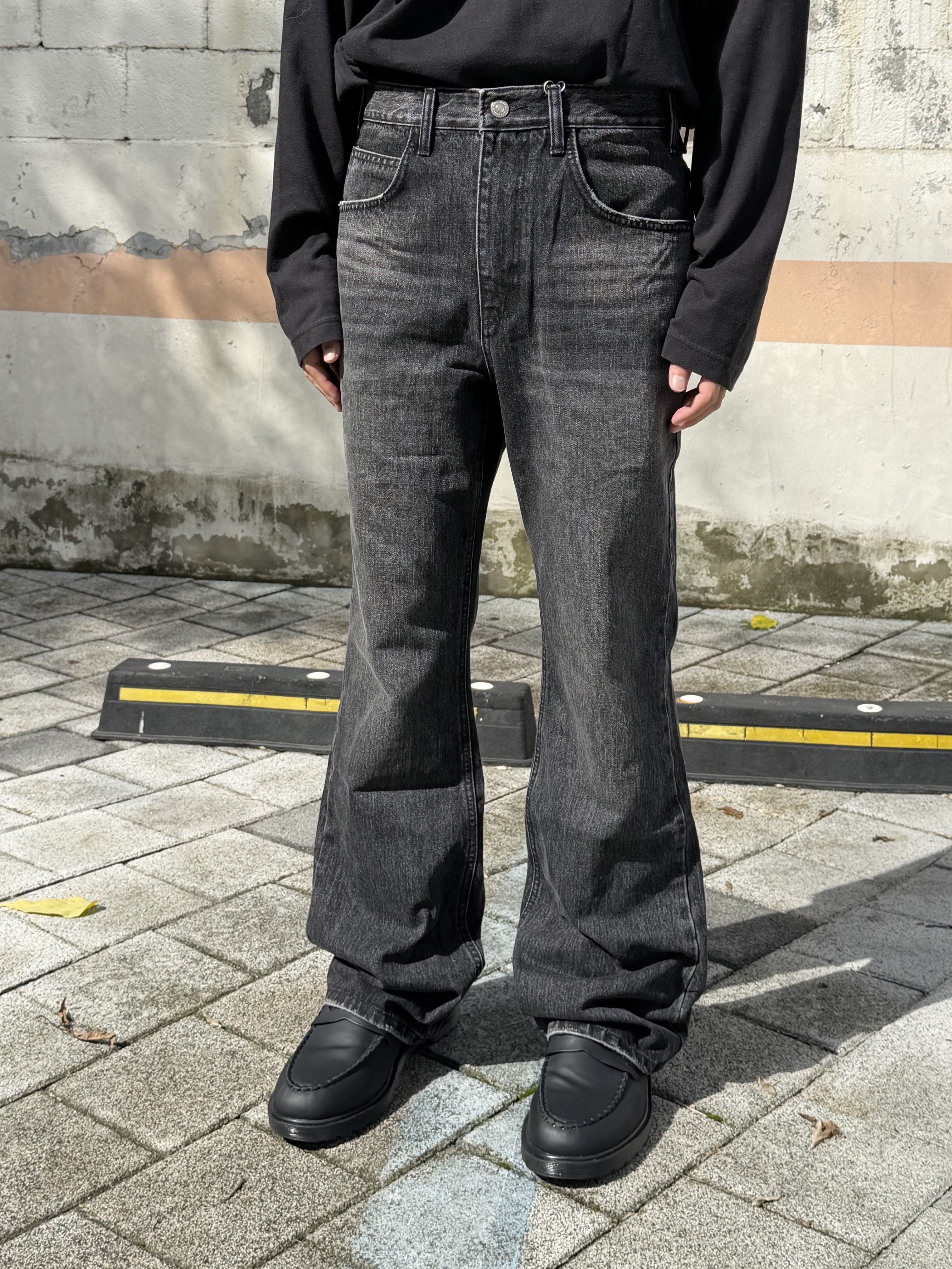 Hono Report Bell Bottom Denim Pants Black 착용 스타일 - 1