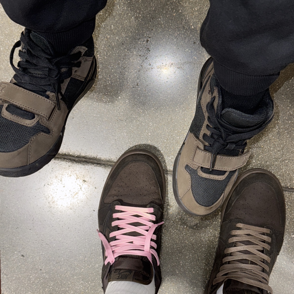(PS) Jordan x Travis Scott Jumpman Jack TR Black and Dark Mocha, Jordan 1 x Travis Scott Retro Low OG SP Velvet Brown and Dark Mocha 착용 스타일 - 3