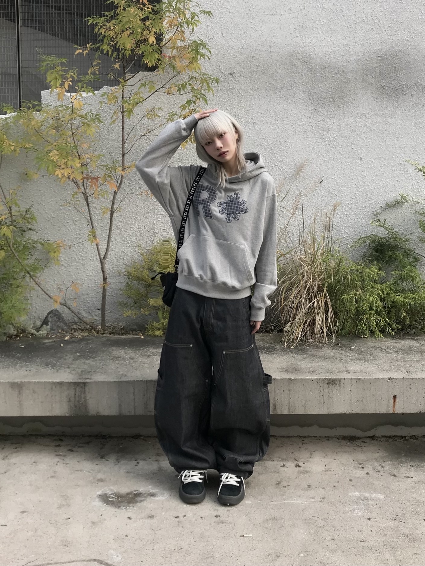GRAILZ x KOIN SEOUL Carpenter Raw Denim Pants Indigo, SLOW RECORD HOUSE Check Patch Hoodie Grey 착용 스타일 - 3