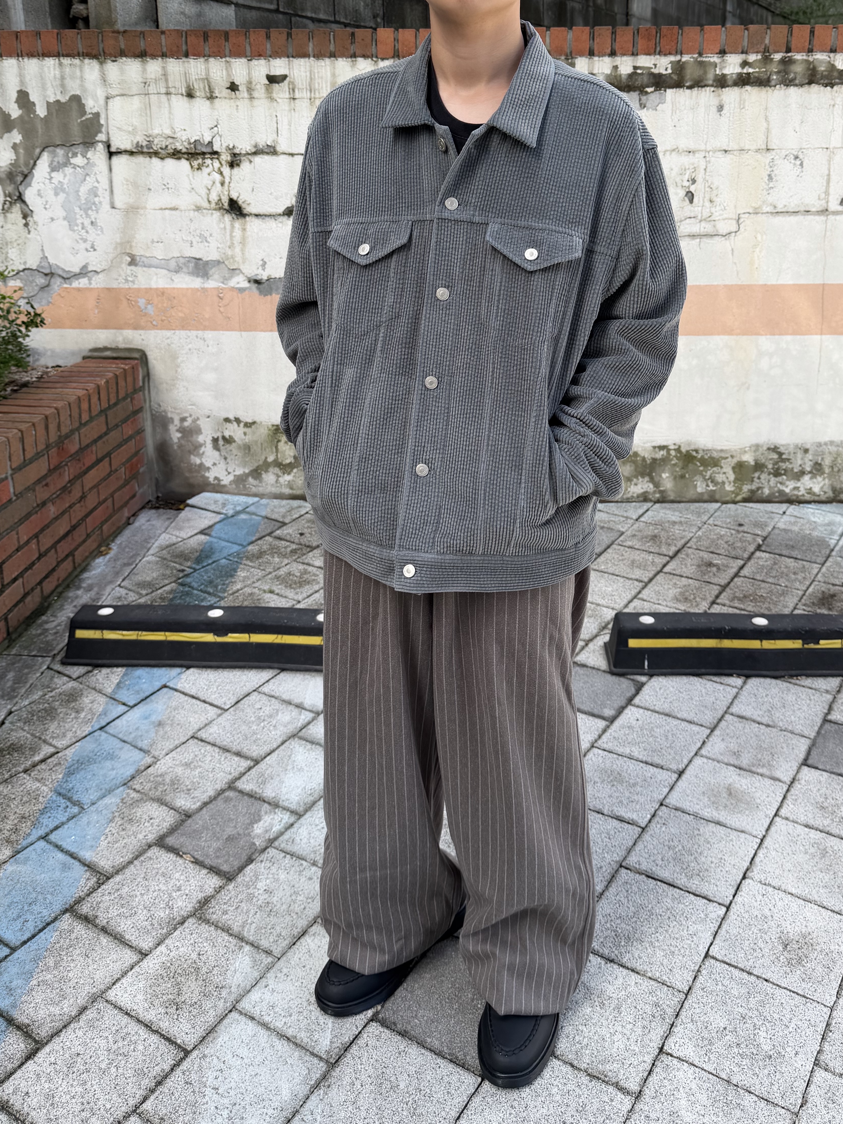 Hono Report Trucker Jacket Blue Gray, Hono Report Easy Big Pants Oat Stripe 착용 스타일 - 2
