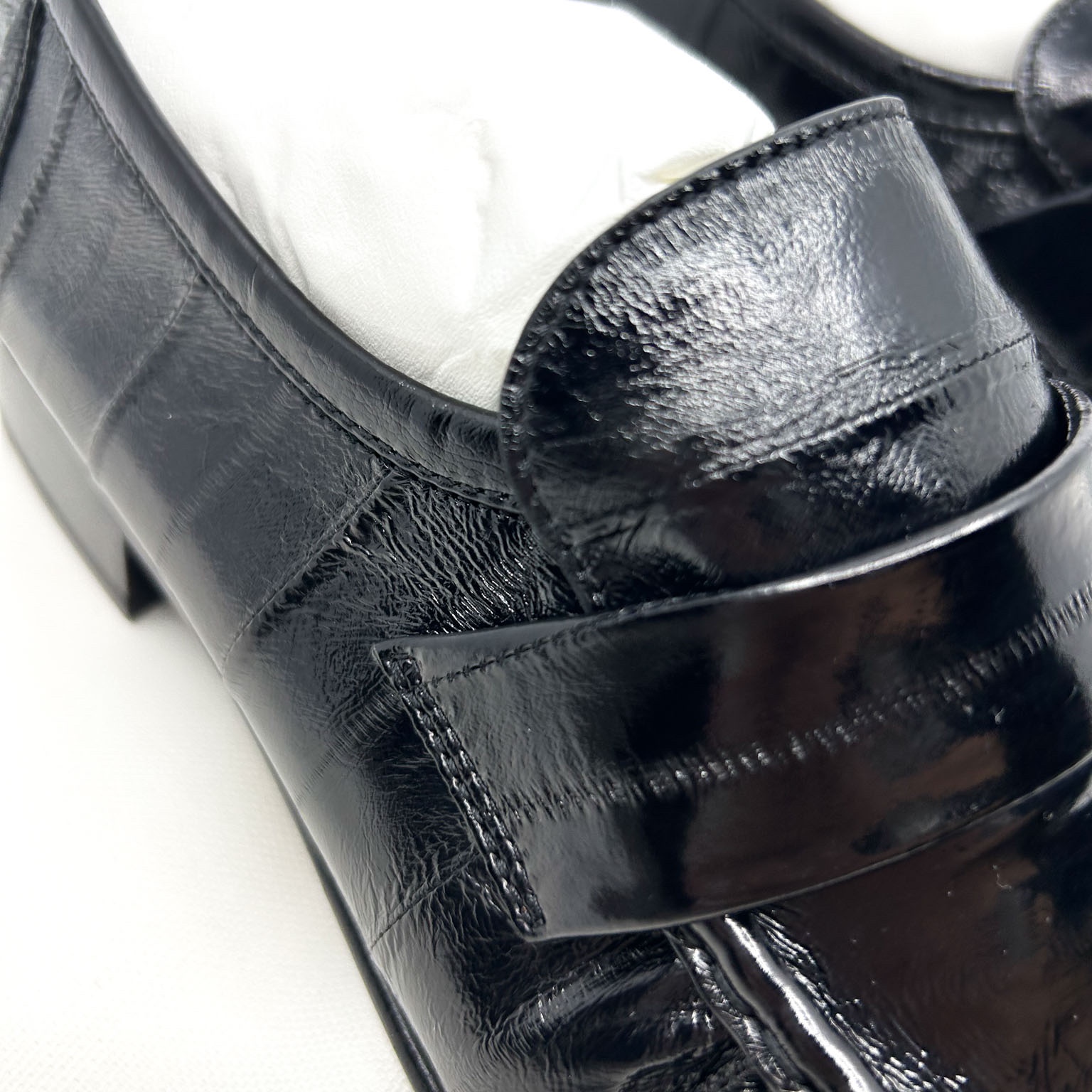 (W) The Row Soft Loafer in Eel Skin Black 착용 스타일 - 2