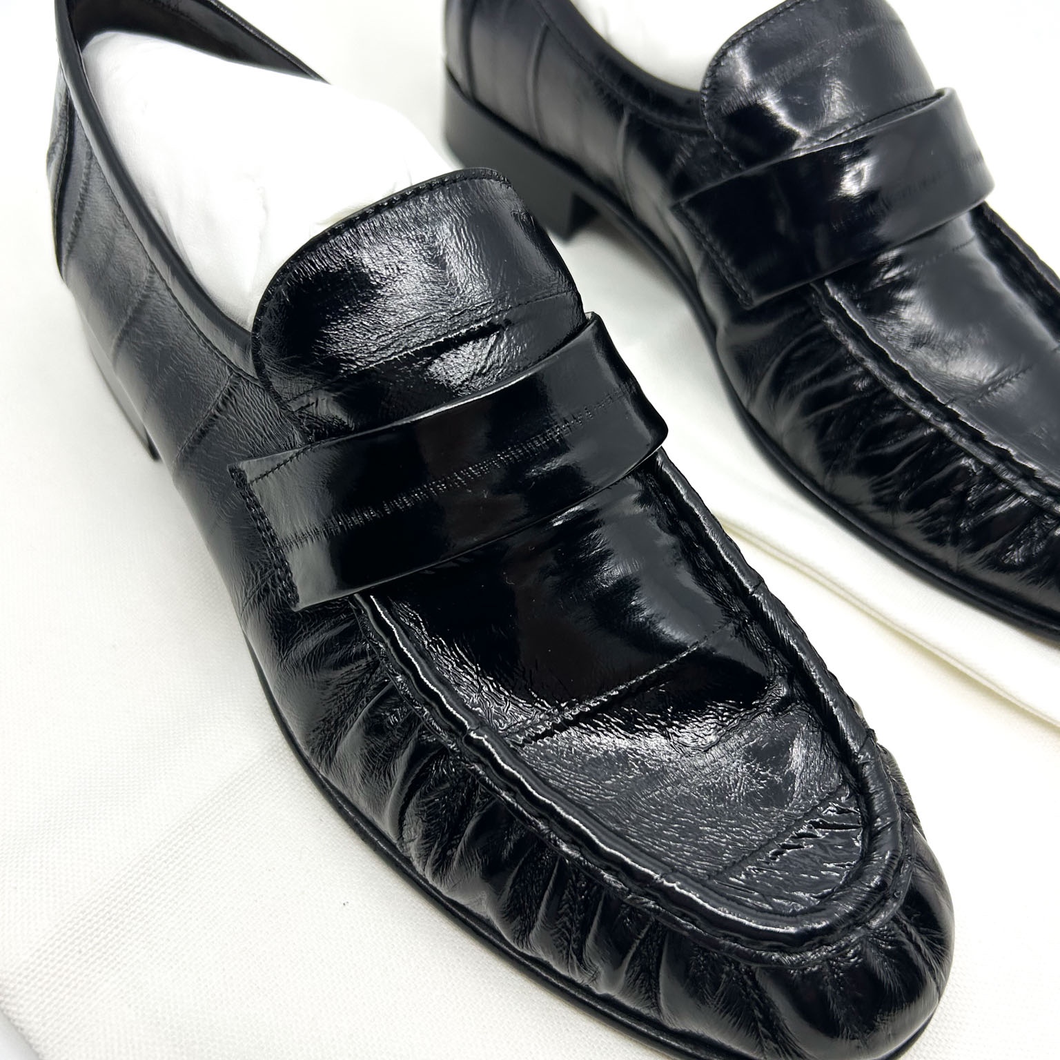 (W) The Row Soft Loafer in Eel Skin Black 착용 스타일 - 4