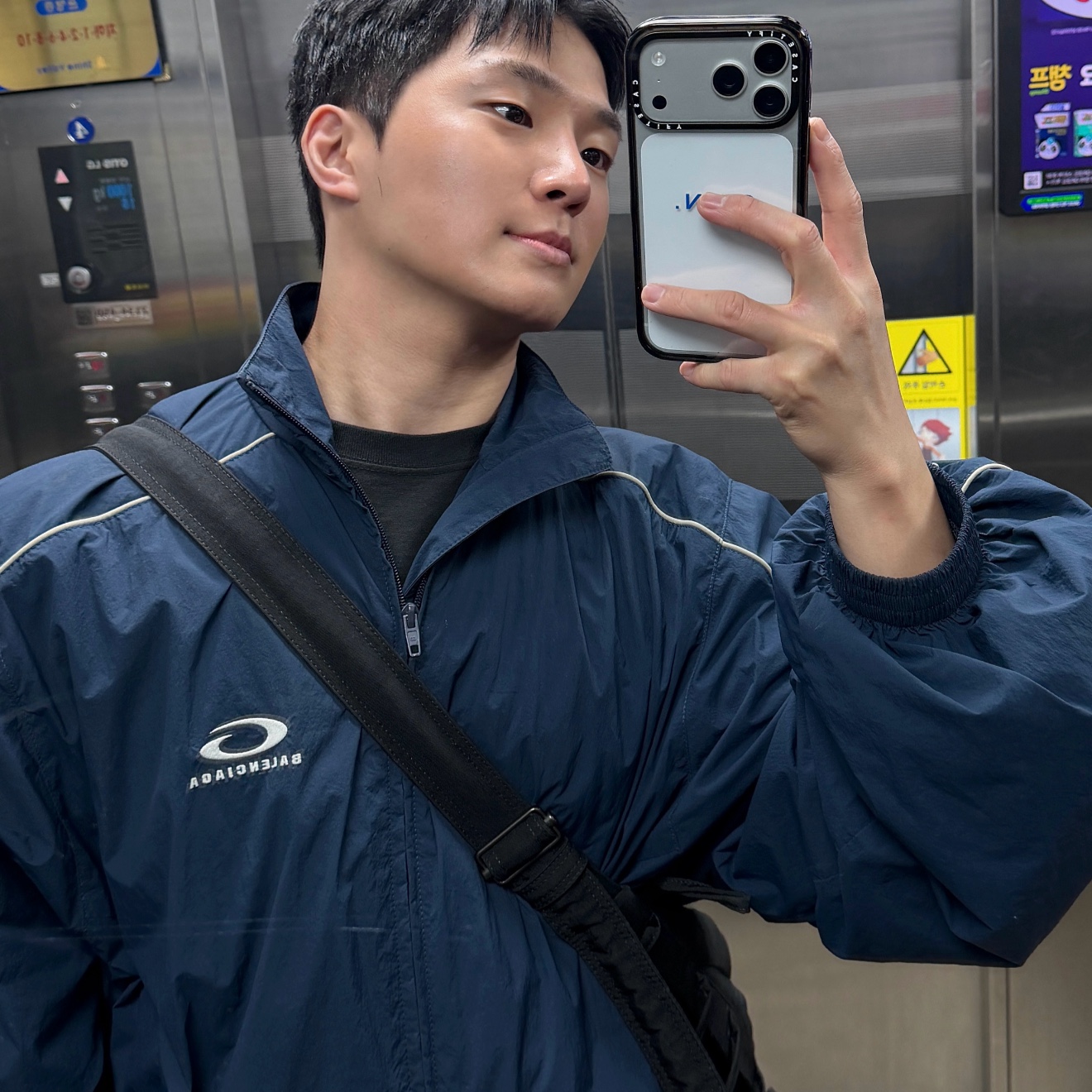 Balenciaga Loop Sports Icon Large Tracksuit Jacket Navy Blue, Lemaire Medium Soft Game Bag Nylon Canvas Dark Chocolate 착용 스타일