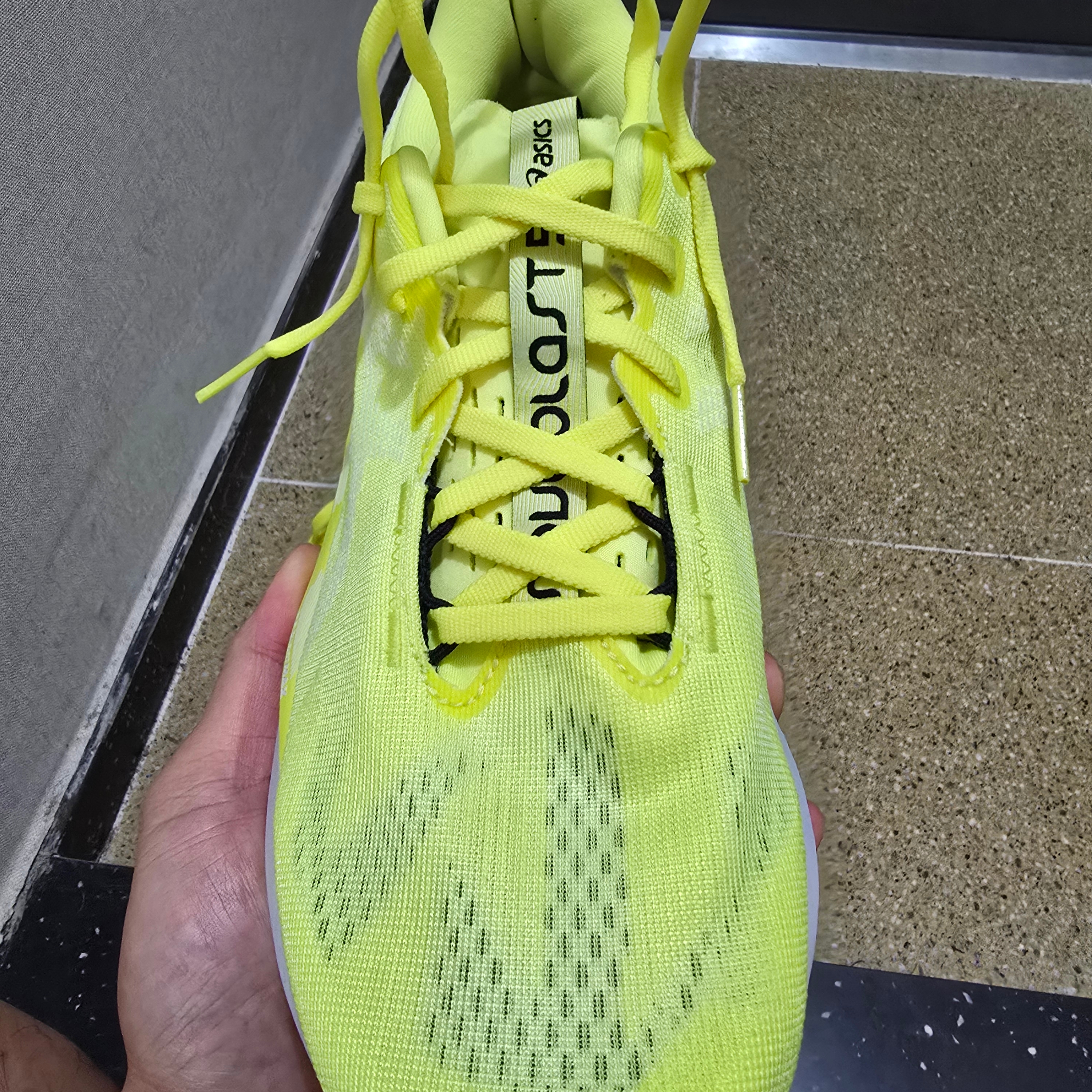 Asics Novablast 5 Citron White 착용 스타일 - 1