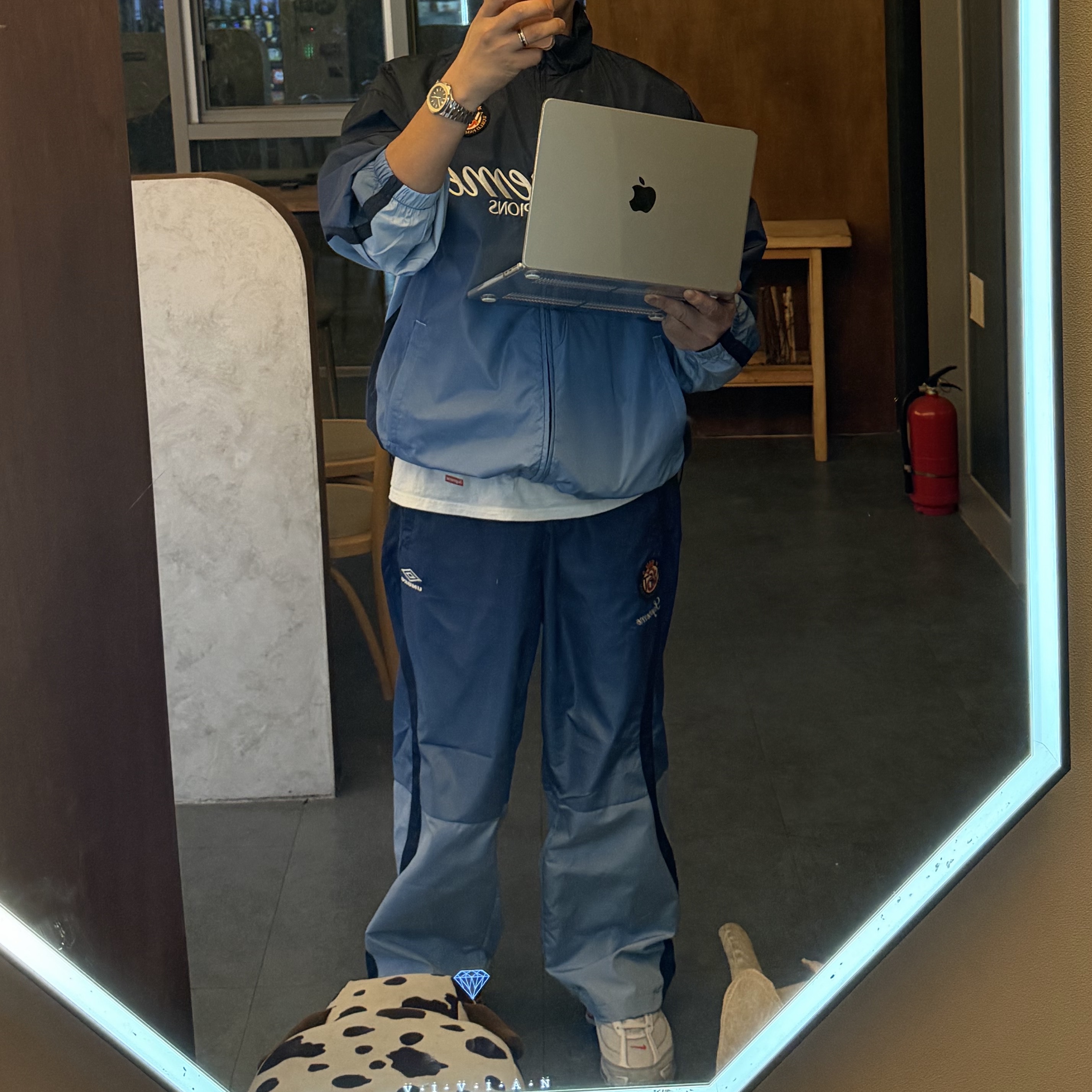 Supreme x Umbro Gradient Track Jacket Navy - 25FW, Supreme x Umbro Gradient Track Pant Navy - 25FW 착용 스타일