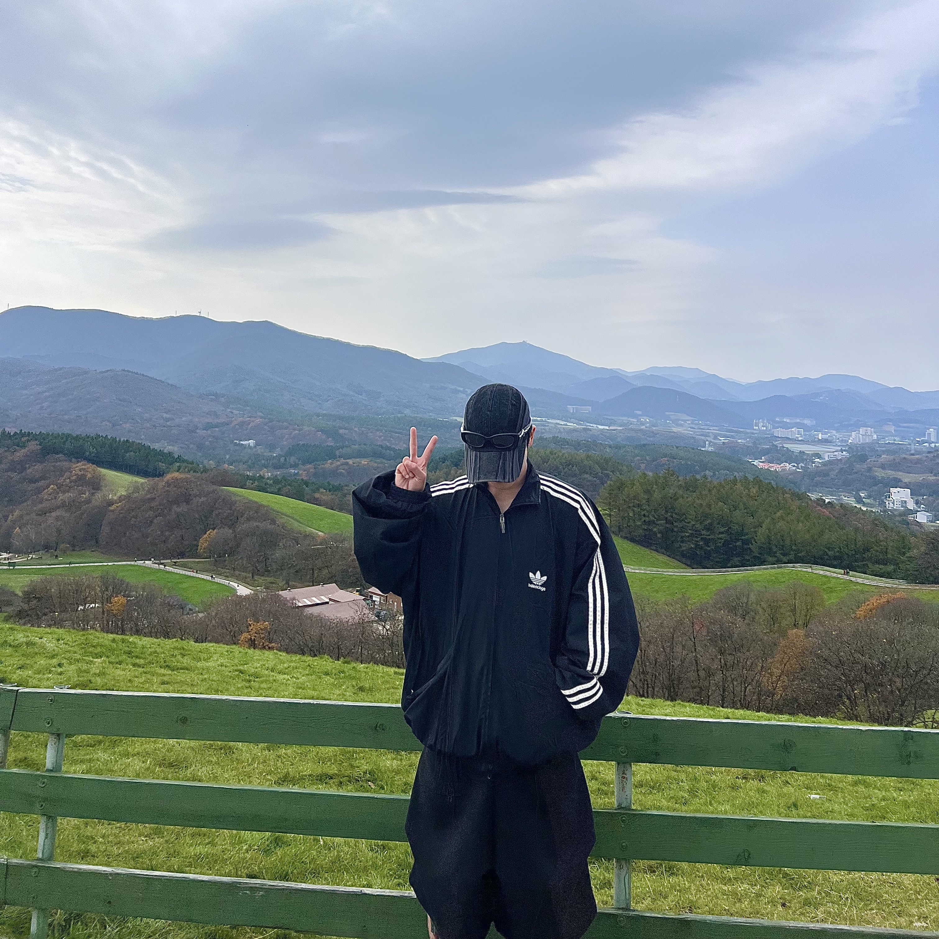 Balenciaga x Adidas Performance Poplin Tracksuit Jacket Black, Atiissu Lip Cap Black 착용 스타일 - 2