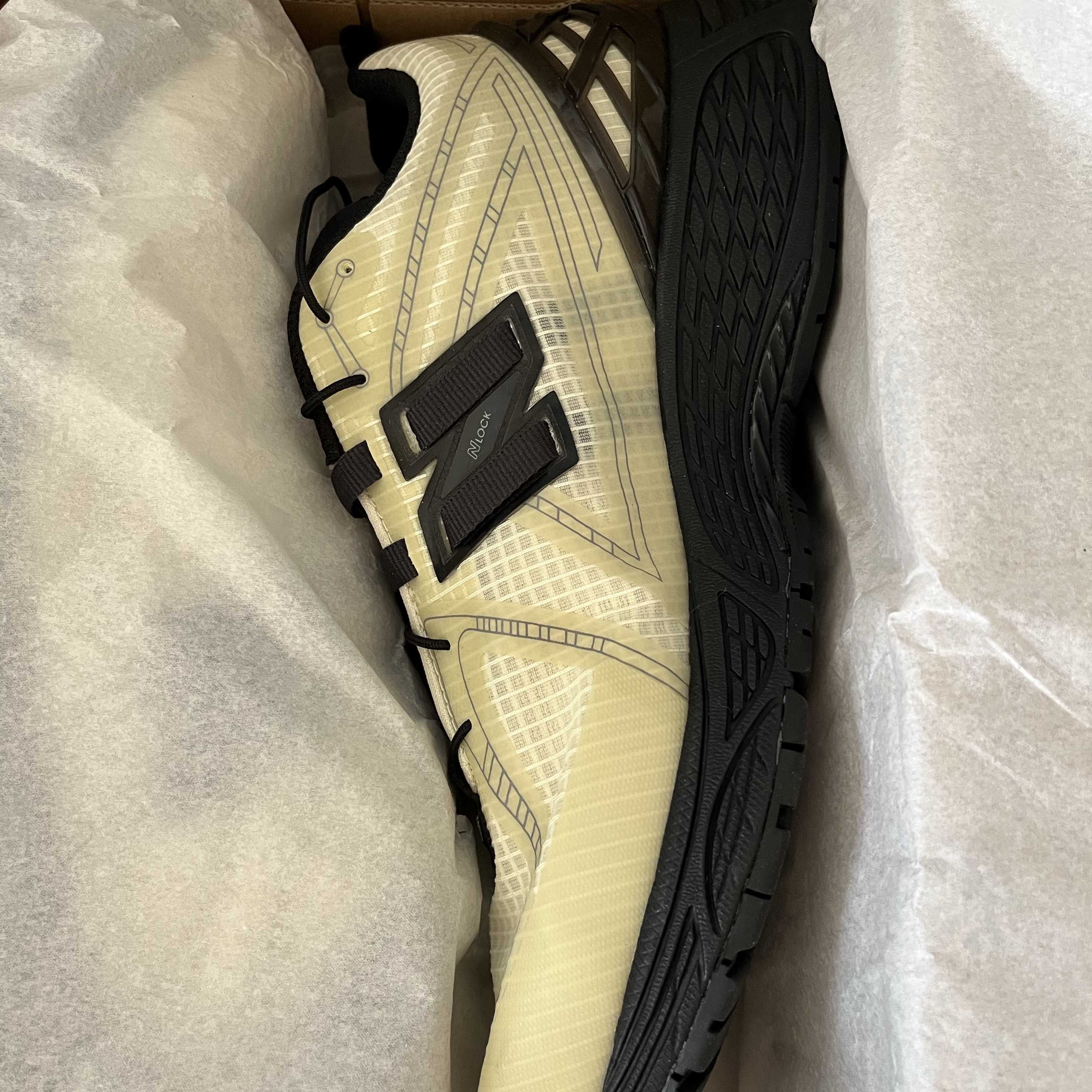 New Balance 1906R Pistachio Butter Morel 착용 스타일