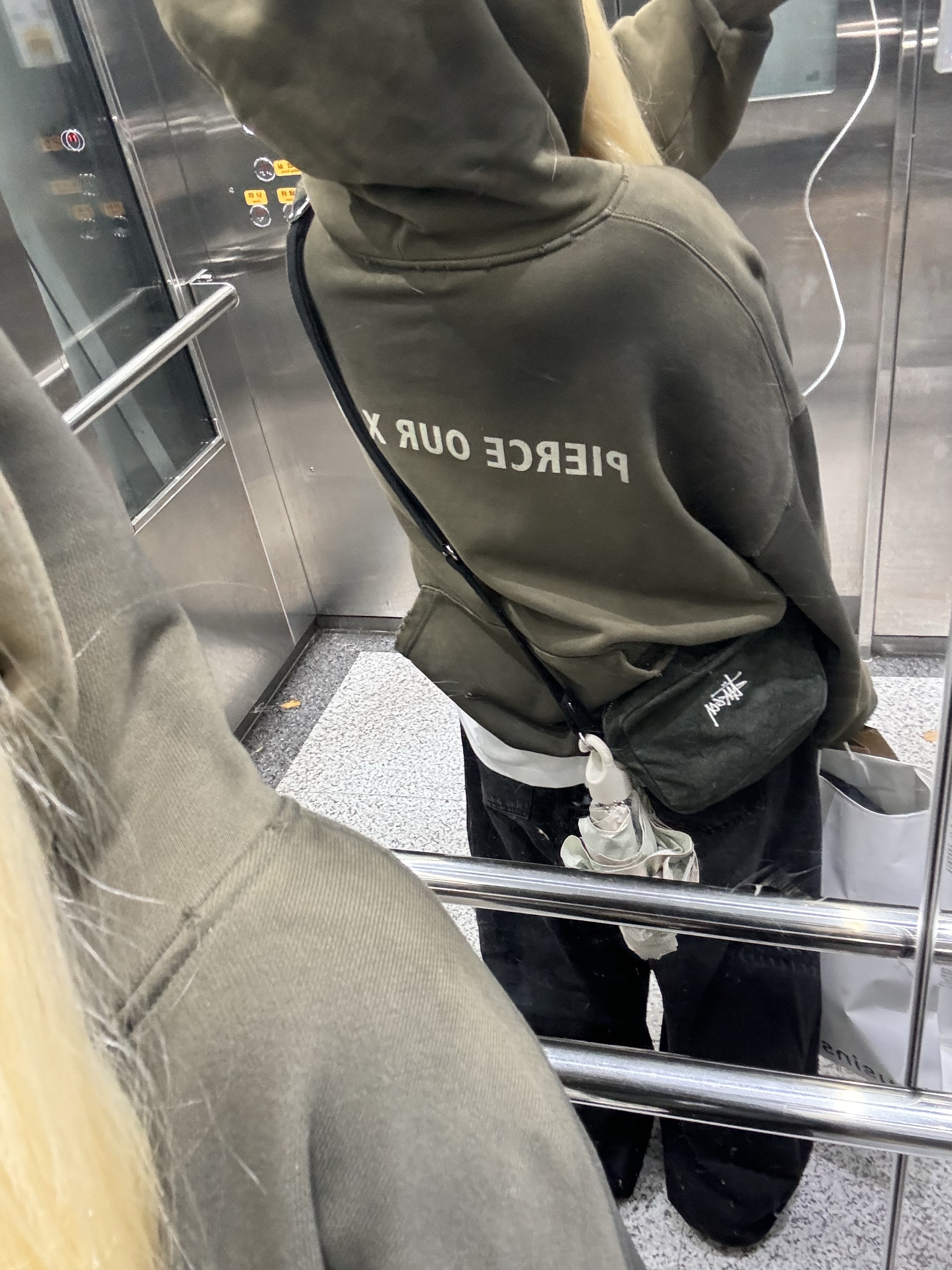 Stussy Canvas Side Pouch Washed Black 착용 스타일