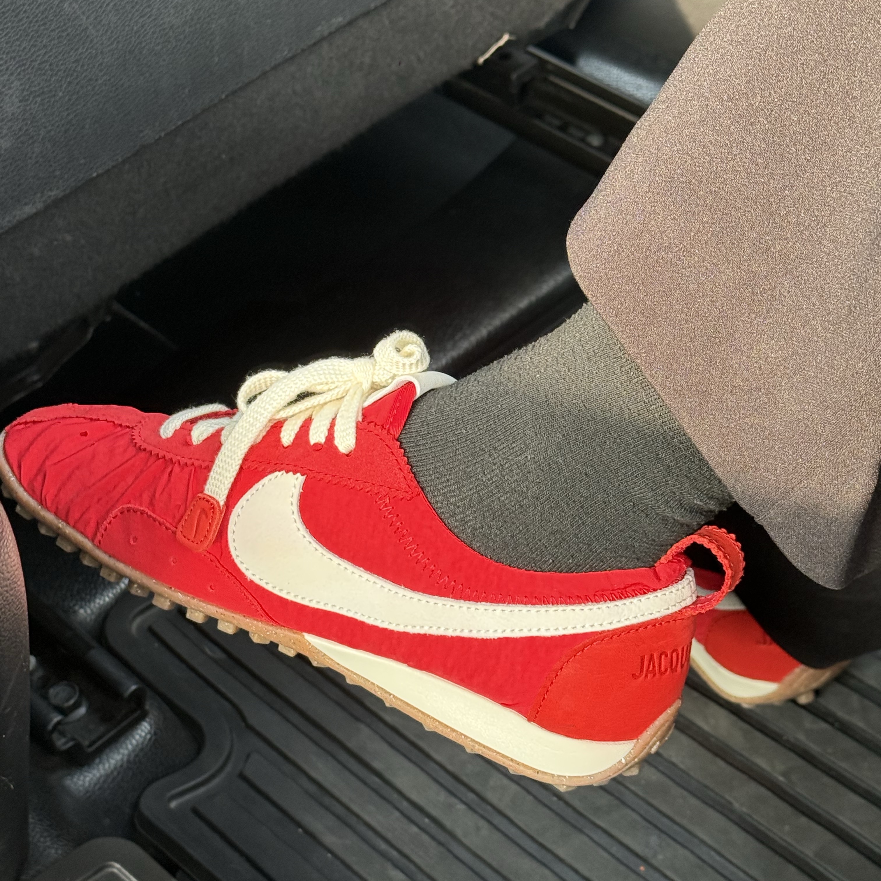 Nike x Jacquemus Moon Shoe SP University Red and Bicycle Yellow 착용 스타일 - 1