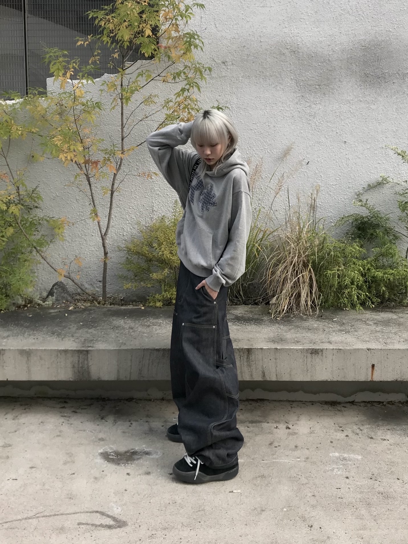 GRAILZ x KOIN SEOUL Carpenter Raw Denim Pants Indigo, SLOW RECORD HOUSE Check Patch Hoodie Grey 착용 스타일 - 5