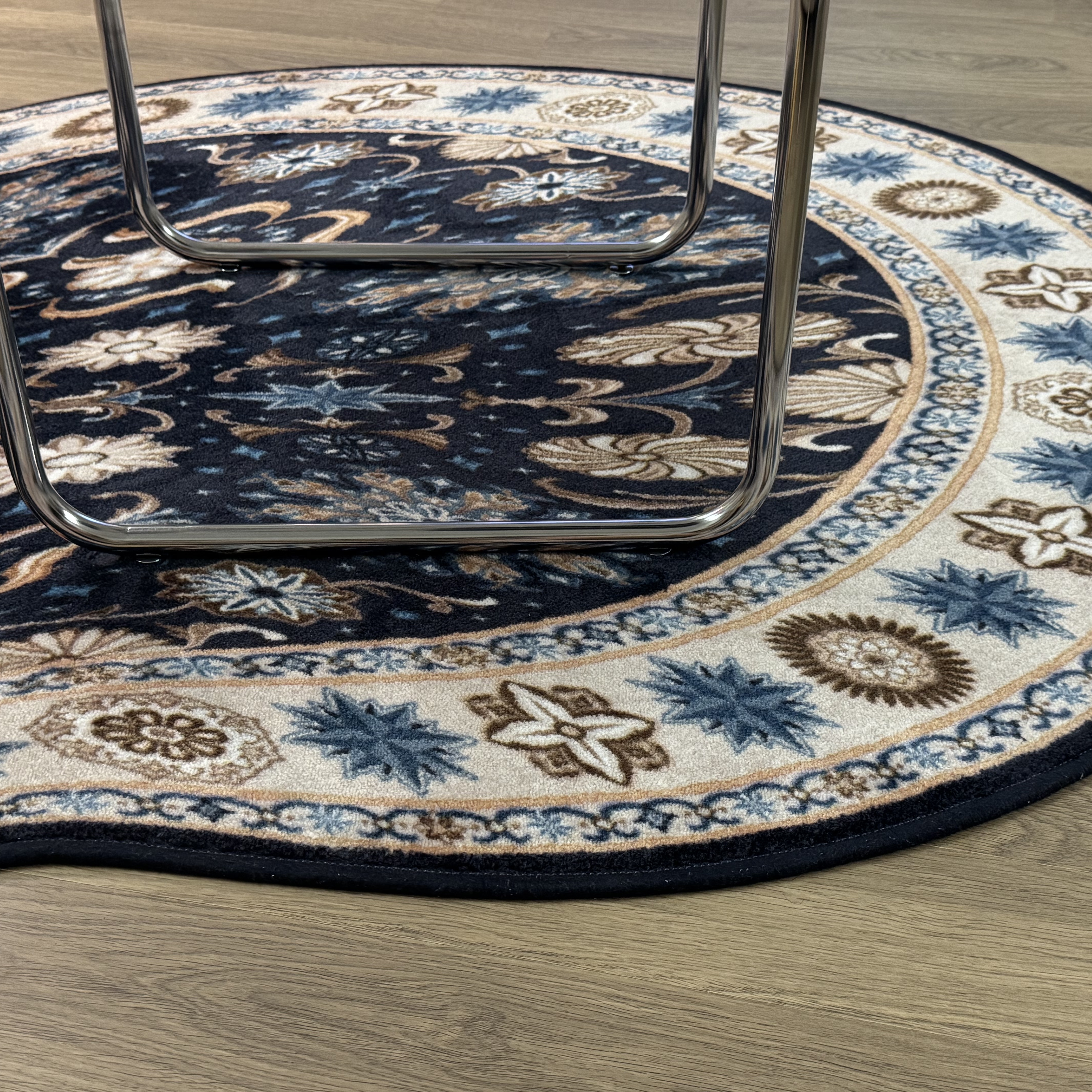 Say Touche Modified Persian Rug Navy 착용 스타일
