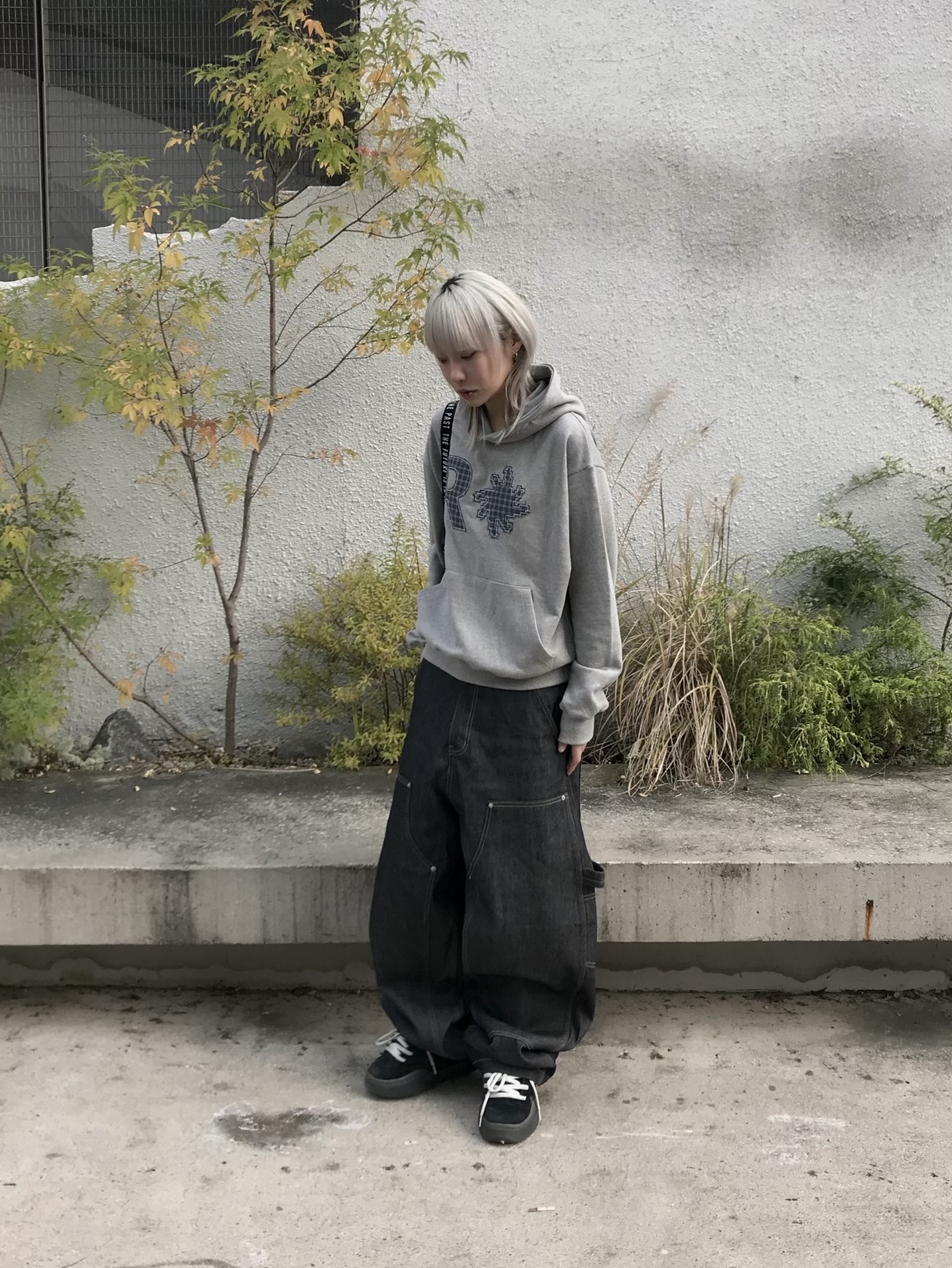 GRAILZ x KOIN SEOUL Carpenter Raw Denim Pants Indigo, SLOW RECORD HOUSE Check Patch Hoodie Grey 착용 스타일 - 4