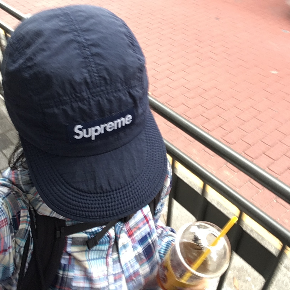 Supreme Washed Chino Twill Camp Cap Black, Supreme Washed Chino Twill Camp Cap Navy 착용 스타일 - 2