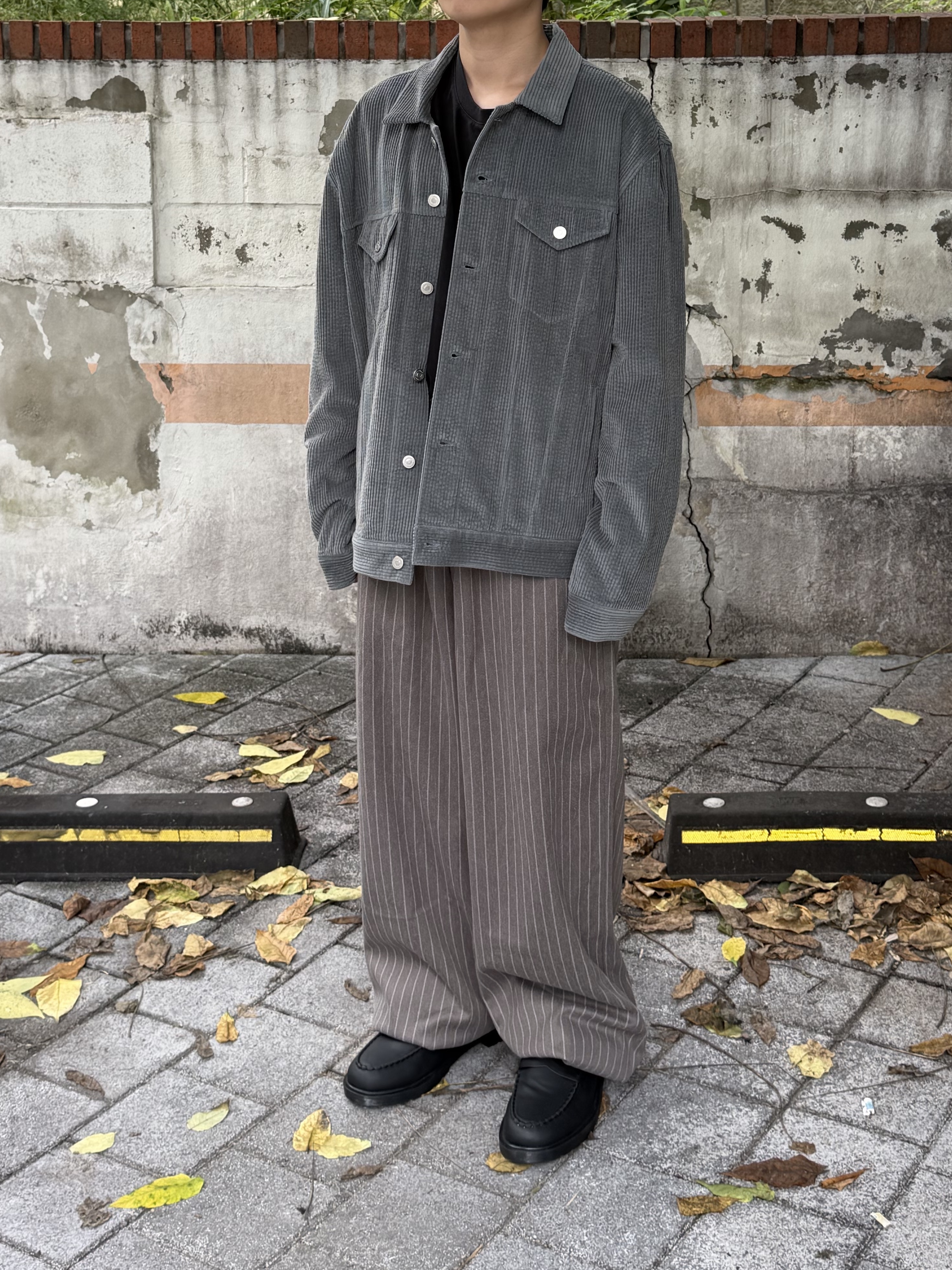 Hono Report Trucker Jacket Blue Gray, Hono Report Easy Big Pants Oat Stripe 착용 스타일 - 3