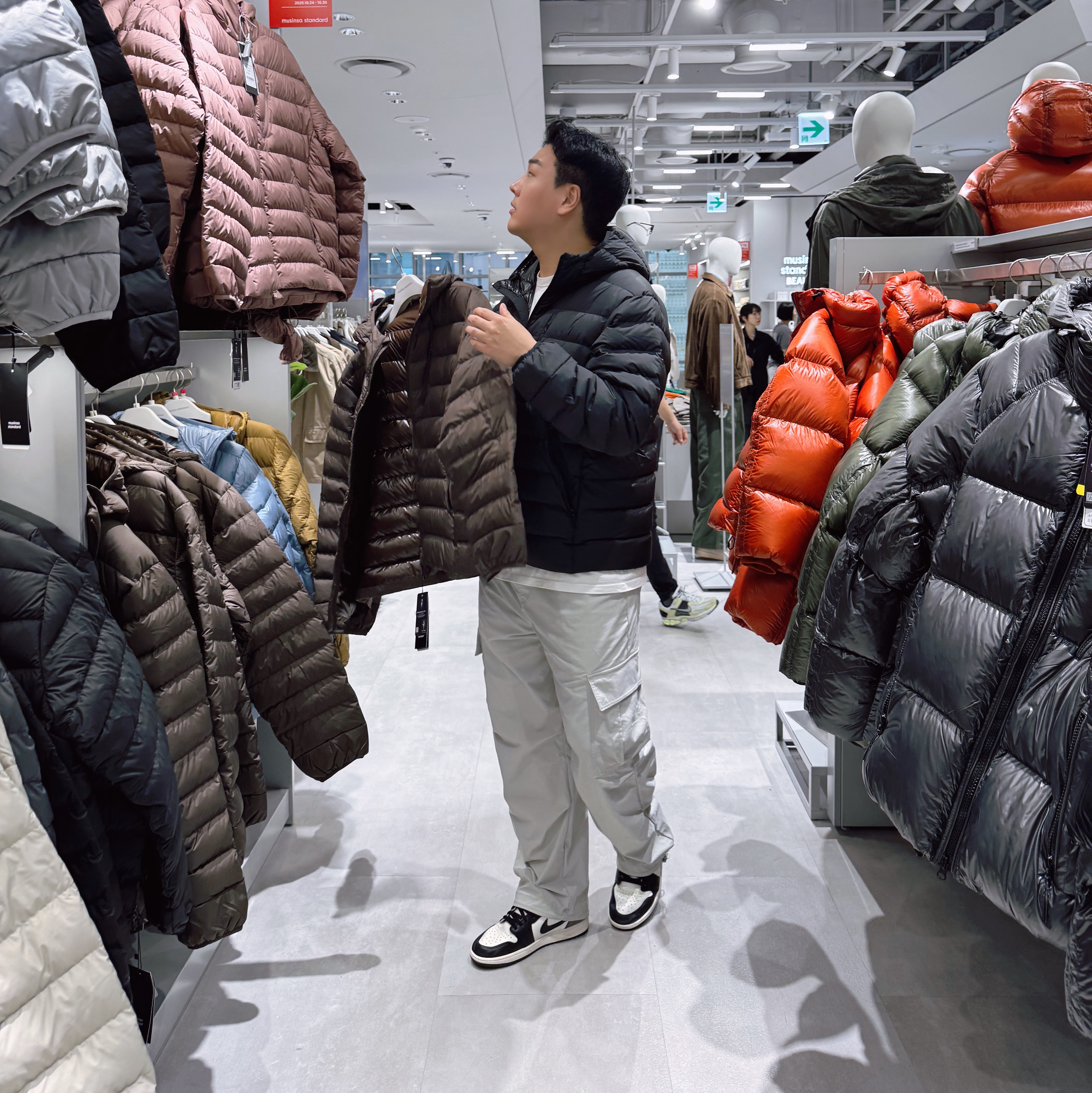 Musinsa Standard City Leisure Hooded Light Down Jacket Black 착용 스타일 - 5