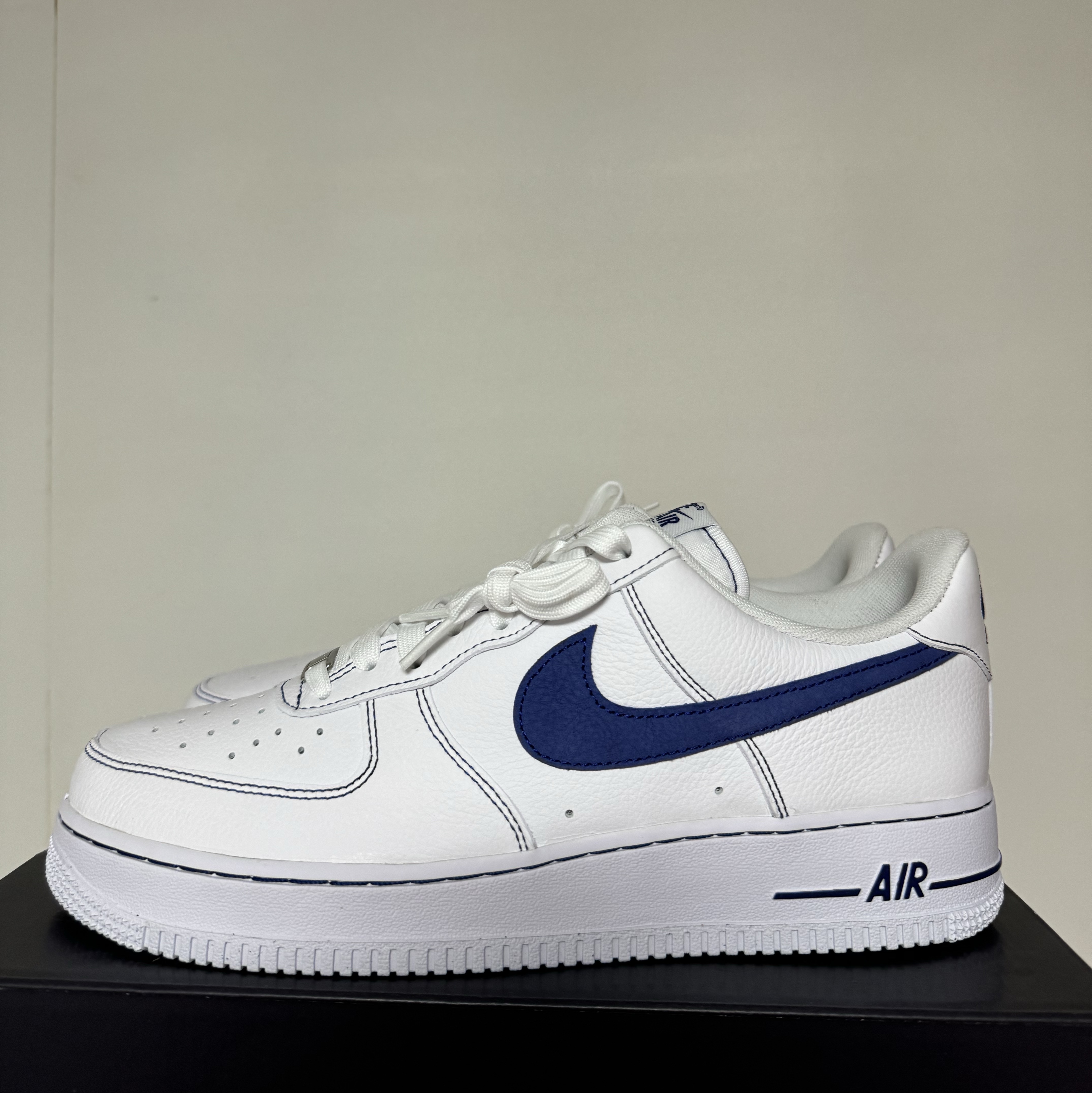 Nike Air Force 1 '07 LV8 White Deep Royal Blue 착용 스타일