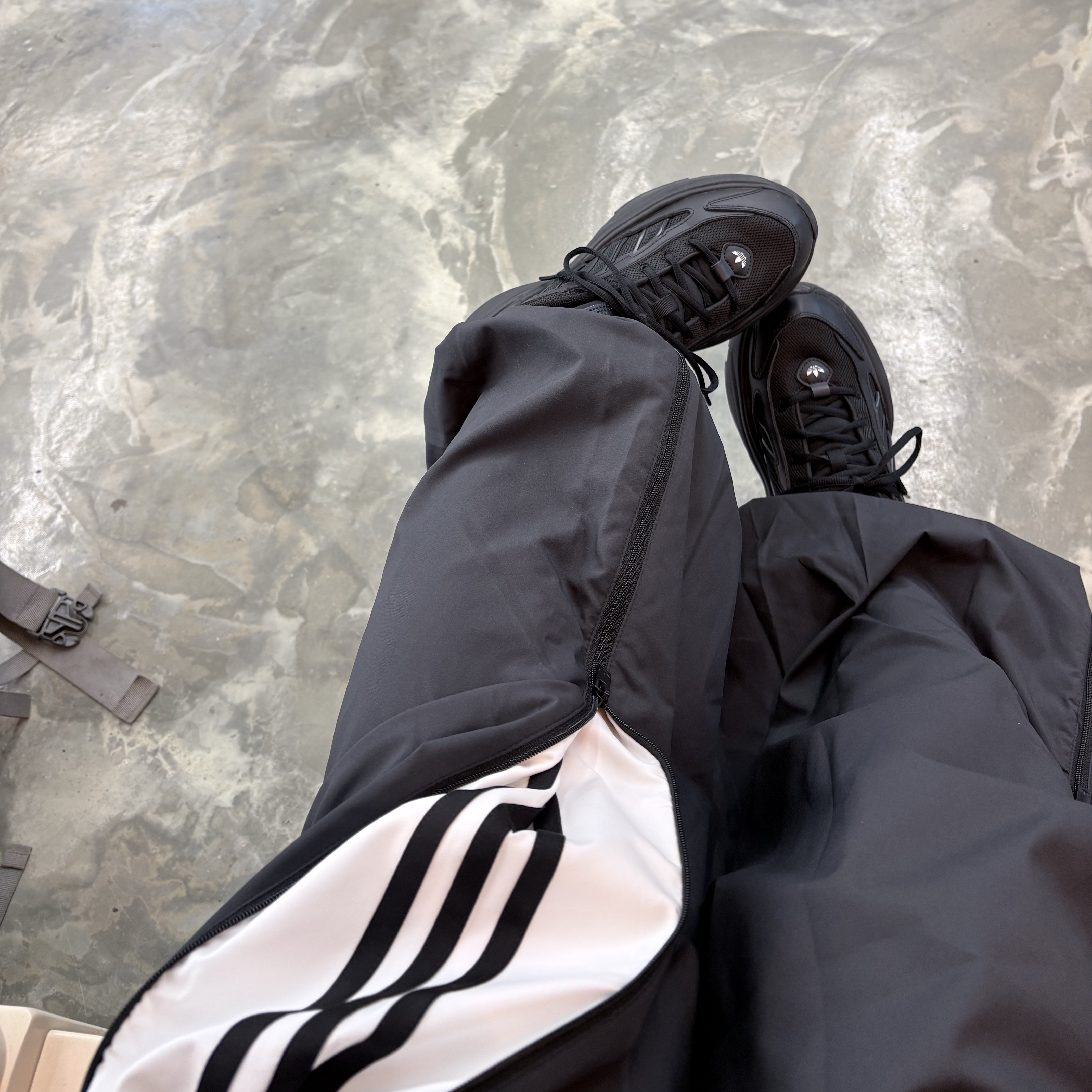 (W) Adidas Adilenium Season 3 Zip Track Joggers Black - KR Sizing, (W) Adidas Ozgaia Core Black 착용 스타일