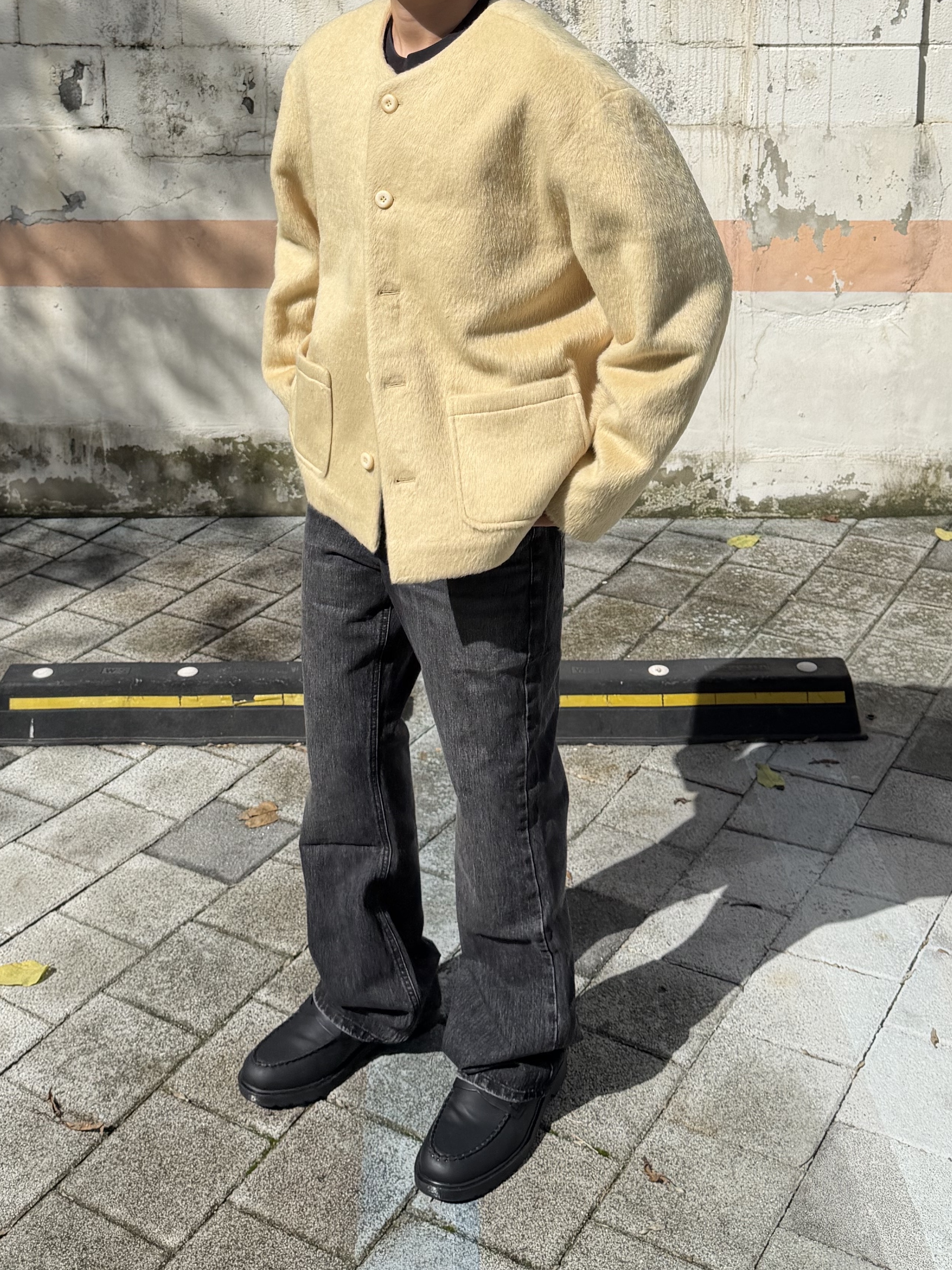 Hono Report Collarless Cardigan Butter, Hono Report Bell Bottom Denim Pants Black 착용 스타일 - 2