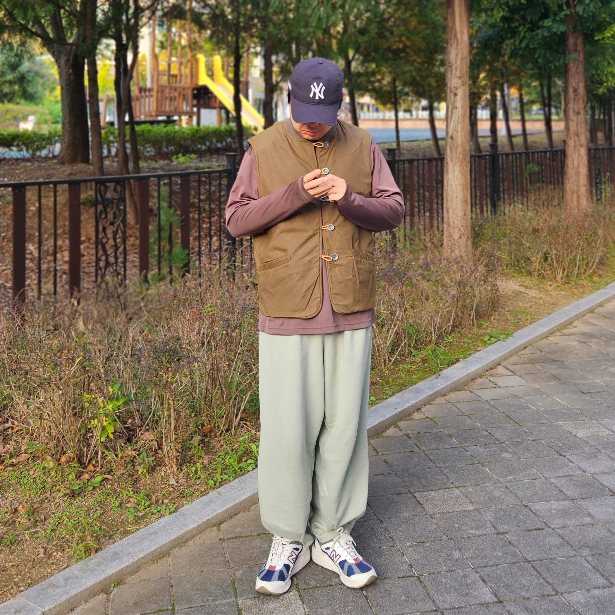 New Era x MoMA New York Yankees Cap Navy 착용 스타일 - 1
