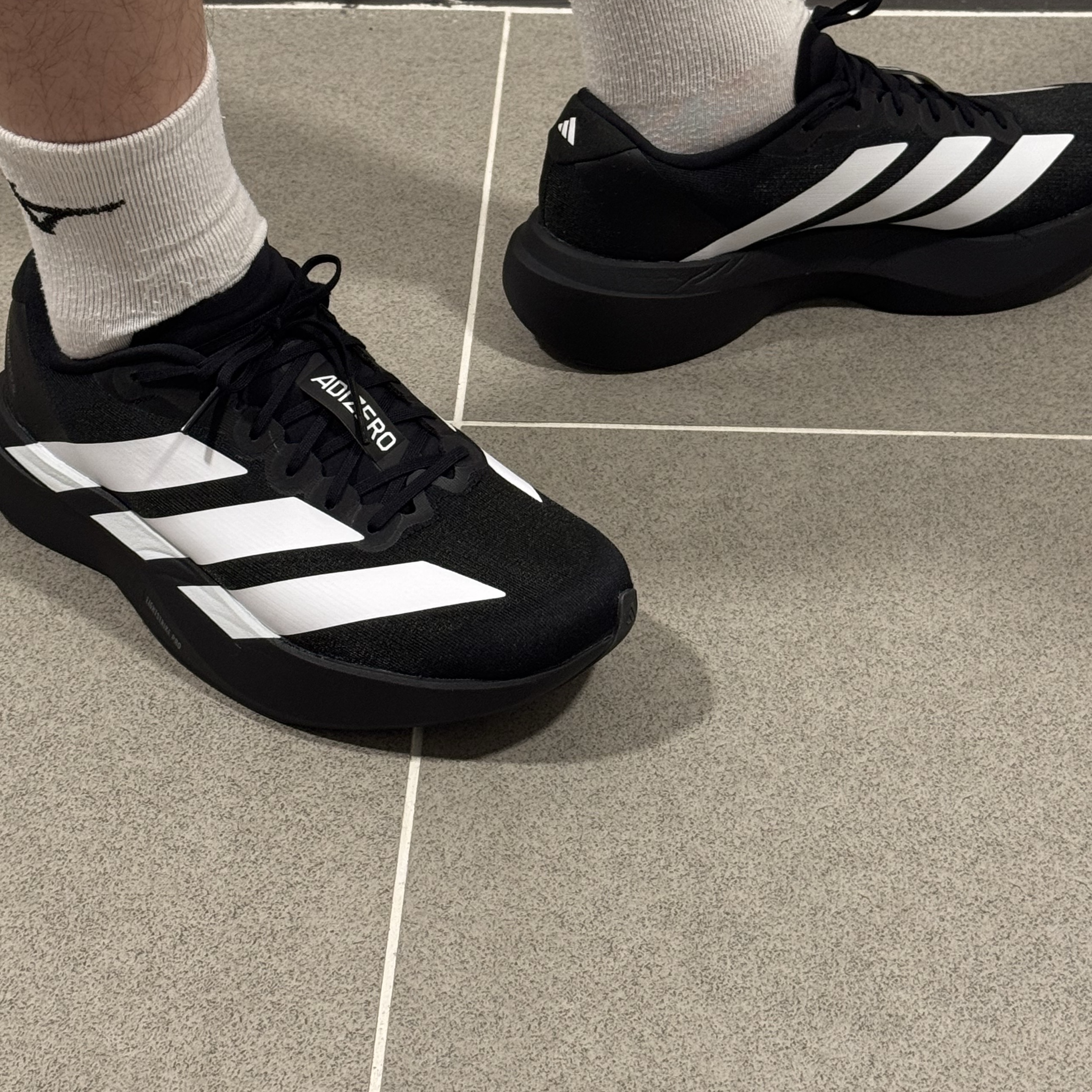 Adidas Adizero EVO SL Core Black Cloud White 착용 스타일