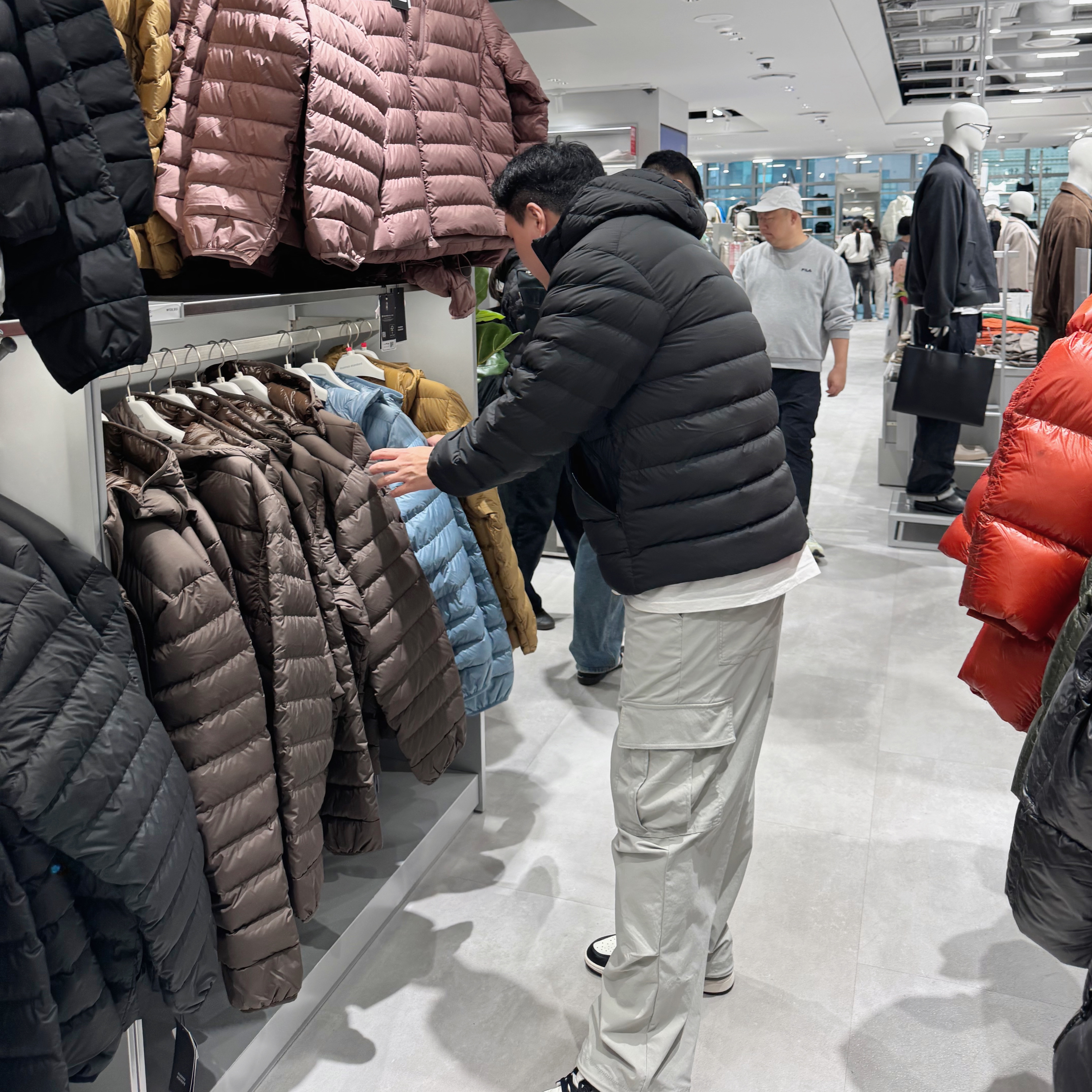 Musinsa Standard City Leisure Hooded Light Down Jacket Black 착용 스타일 - 4