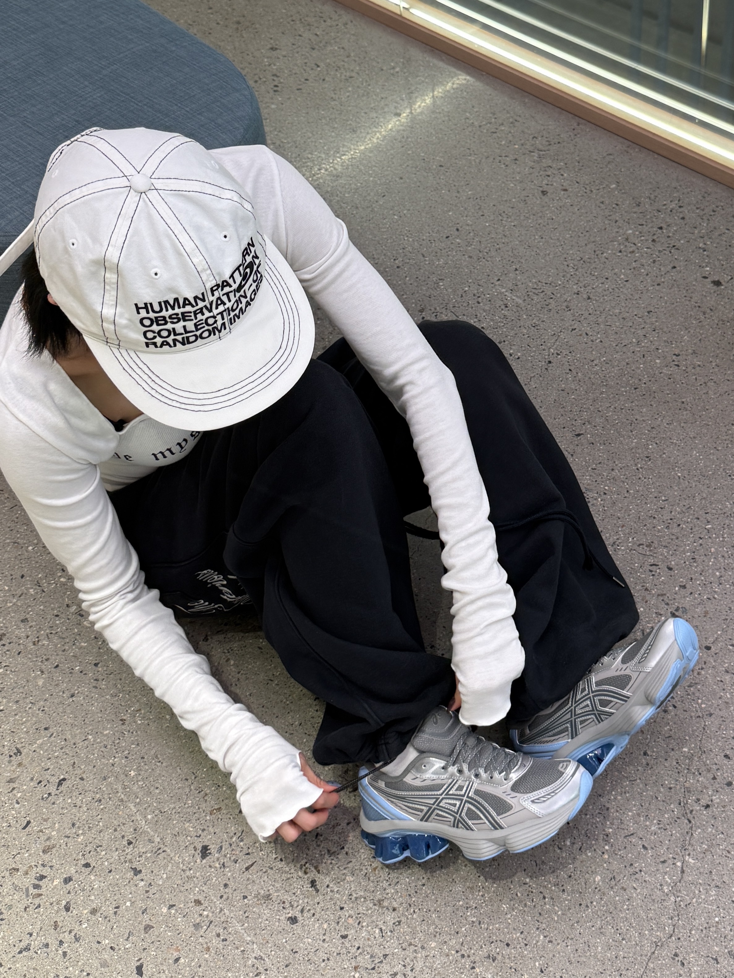 Asics Gel-Kinetic Fluent Clay Grey Steel Grey 착용 스타일 - 1