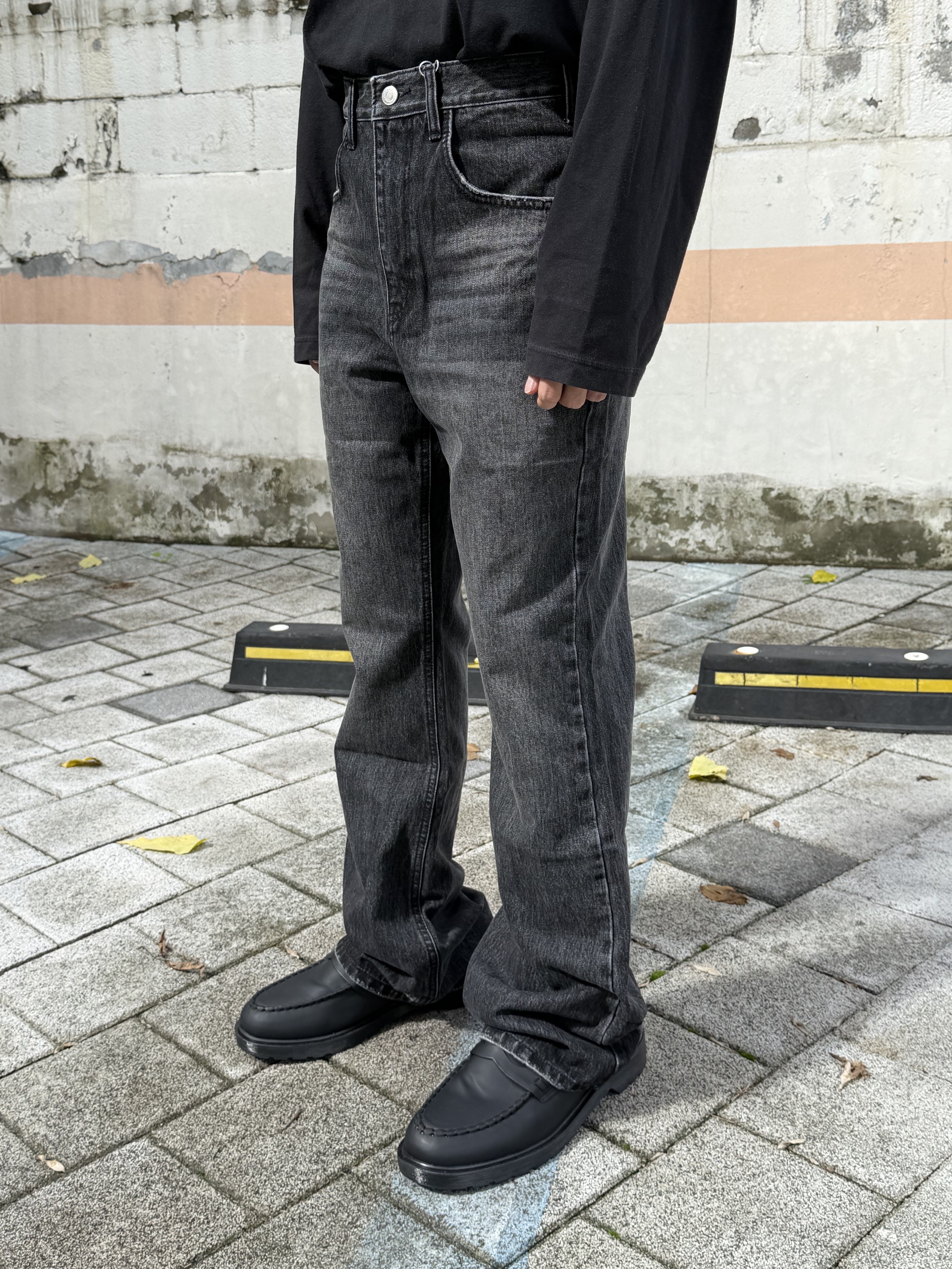 Hono Report Bell Bottom Denim Pants Black 착용 스타일 - 2