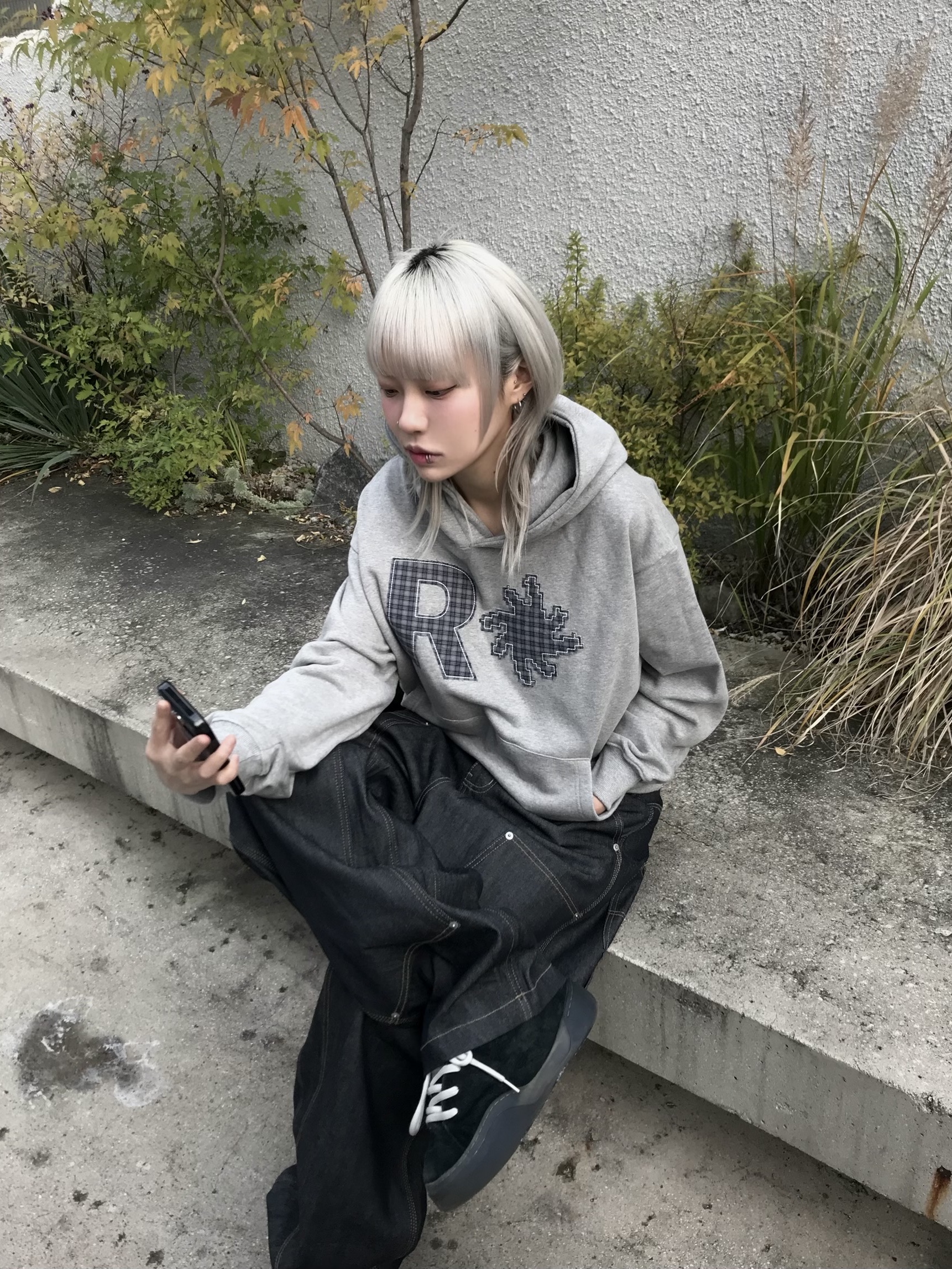 GRAILZ x KOIN SEOUL Carpenter Raw Denim Pants Indigo, SLOW RECORD HOUSE Check Patch Hoodie Grey 착용 스타일 - 2