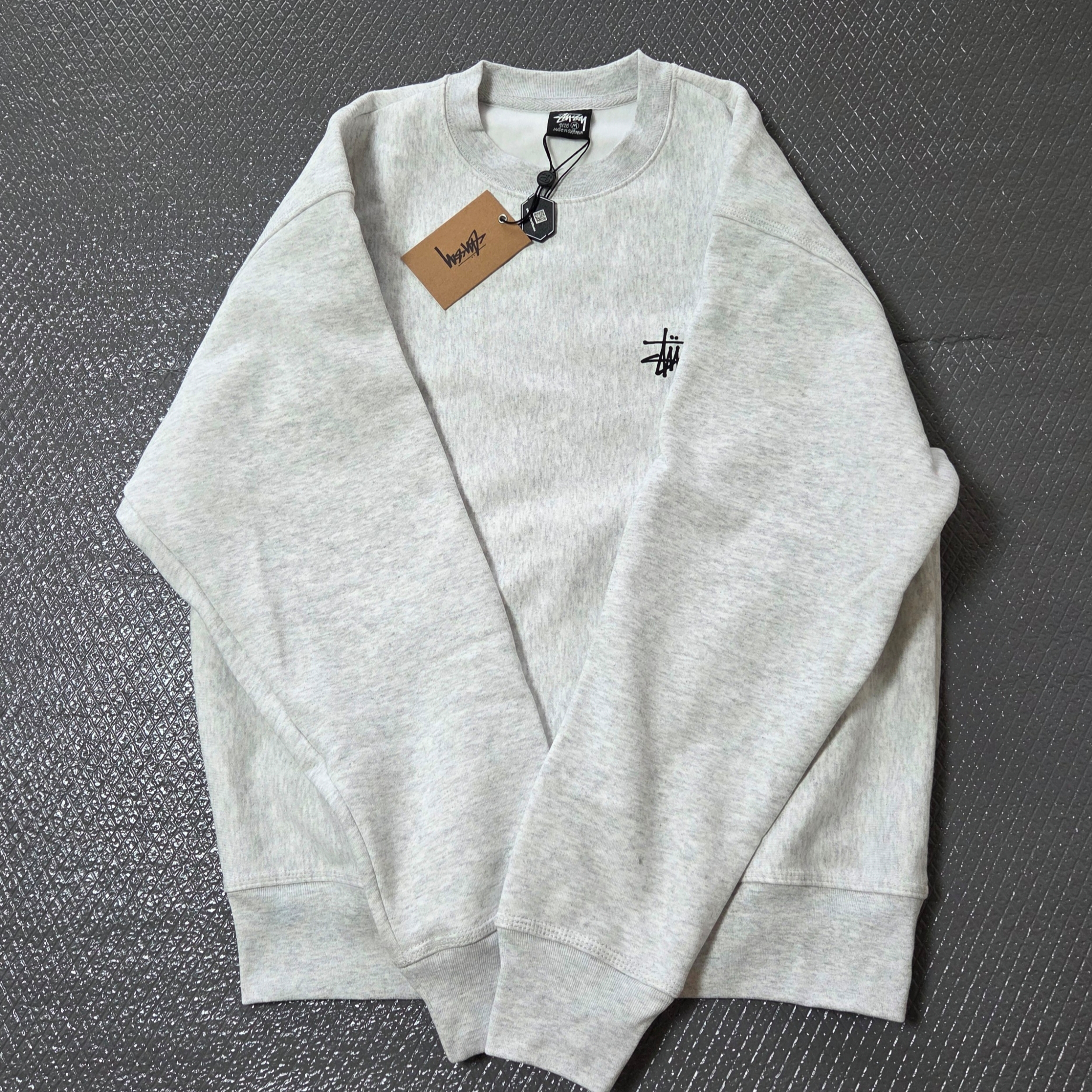 Stussy Basic Stussy Crew Ash Heather 착용 스타일 - 1