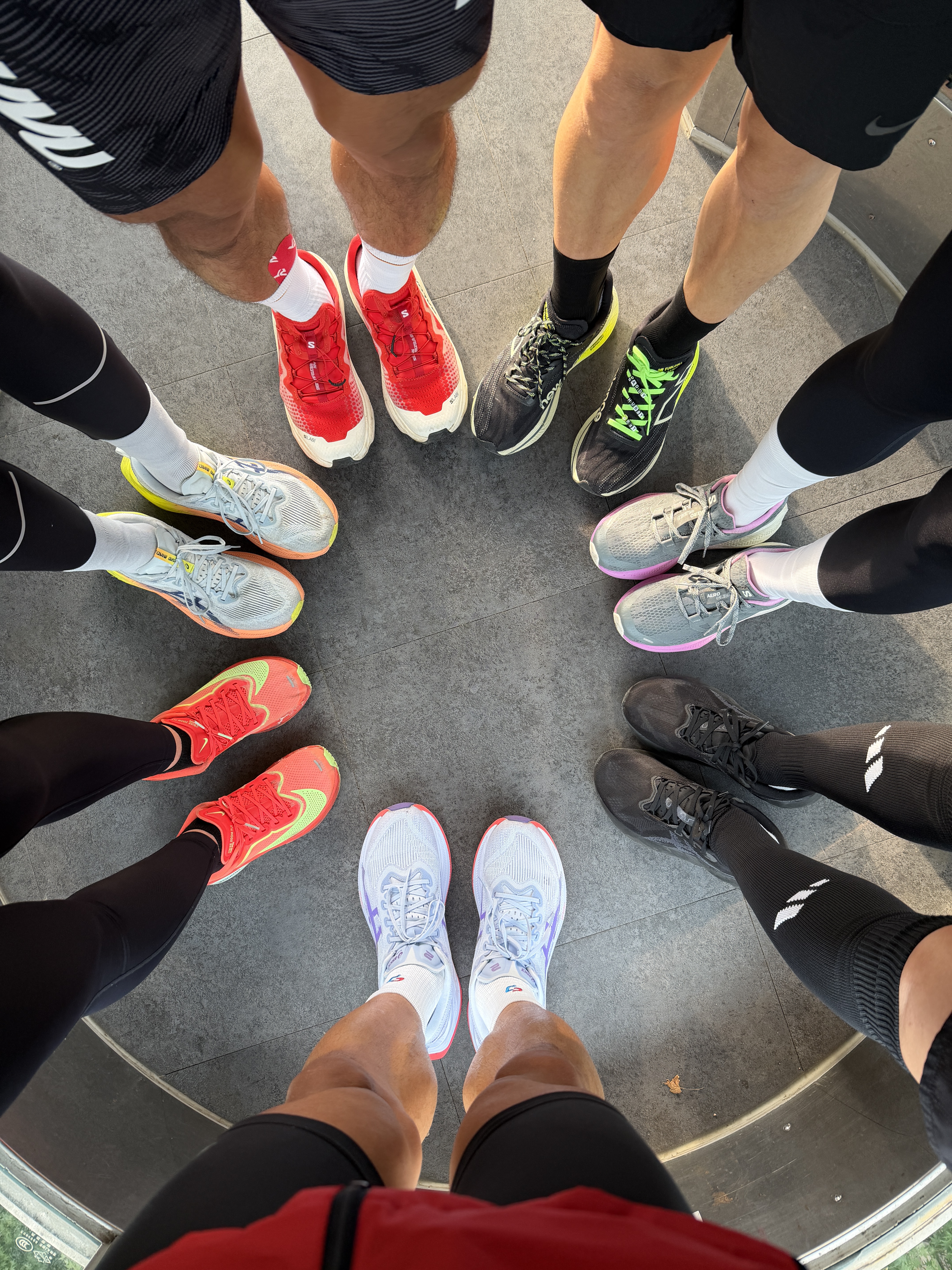 Asics Superblast 2 Paris Cool Grey Safety Yellow, Salomon S/Lab Ultra Glide Fiery Red Pompeian Red 착용 스타일 - 2