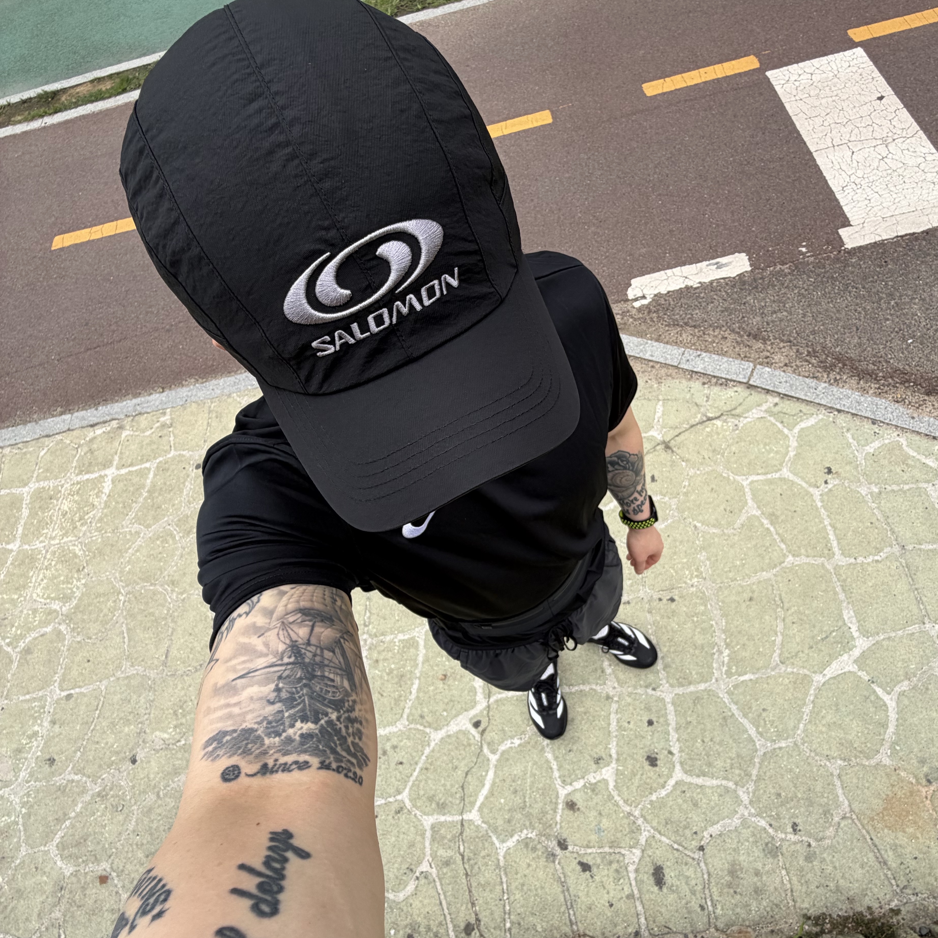Salomon Link Camp Cap Black, Nike Dri-Fit Park 7 T-Shirt Black 착용 스타일