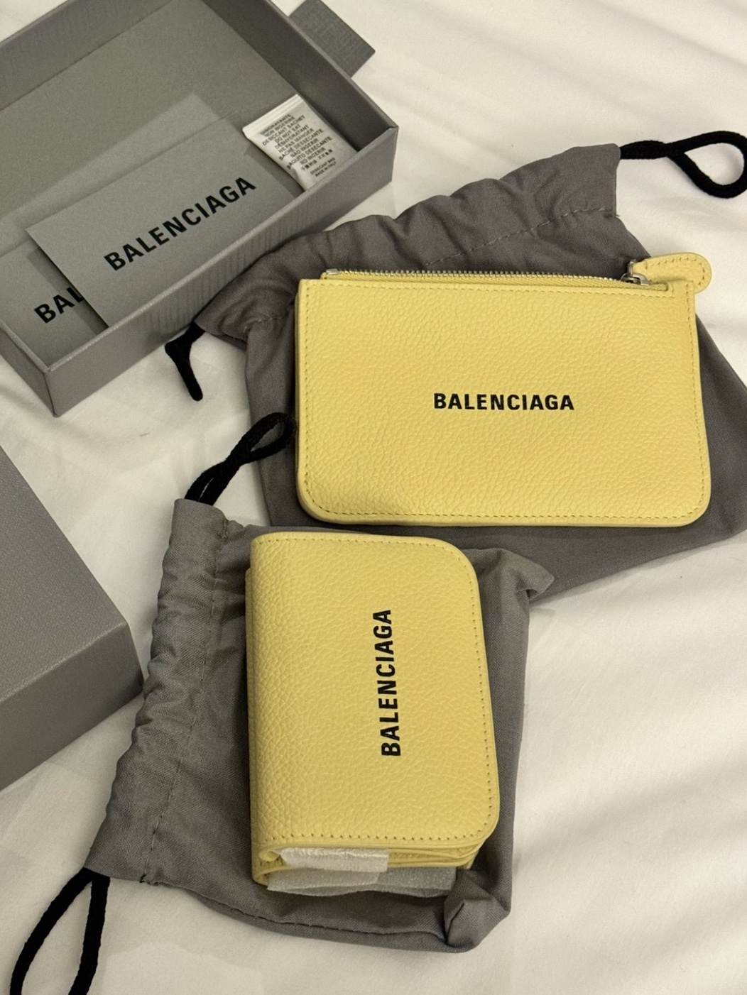 Balenciaga Cash Large Long Coin And Card Holder Light Yellow 착용 스타일