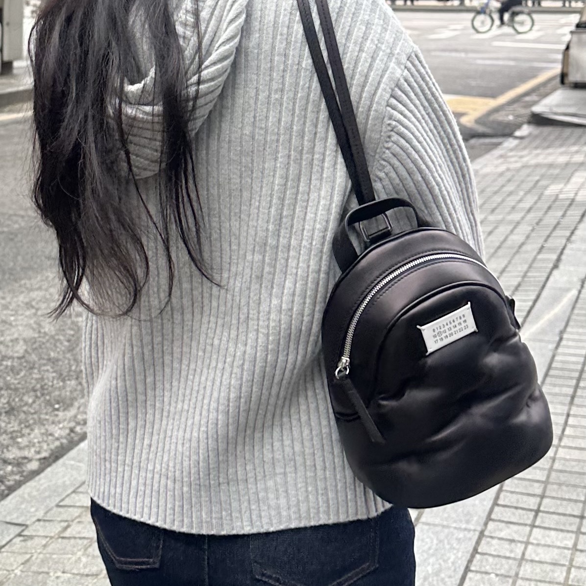 Maison Margiela Glam Slam Backpack Black 착용 스타일 - 2