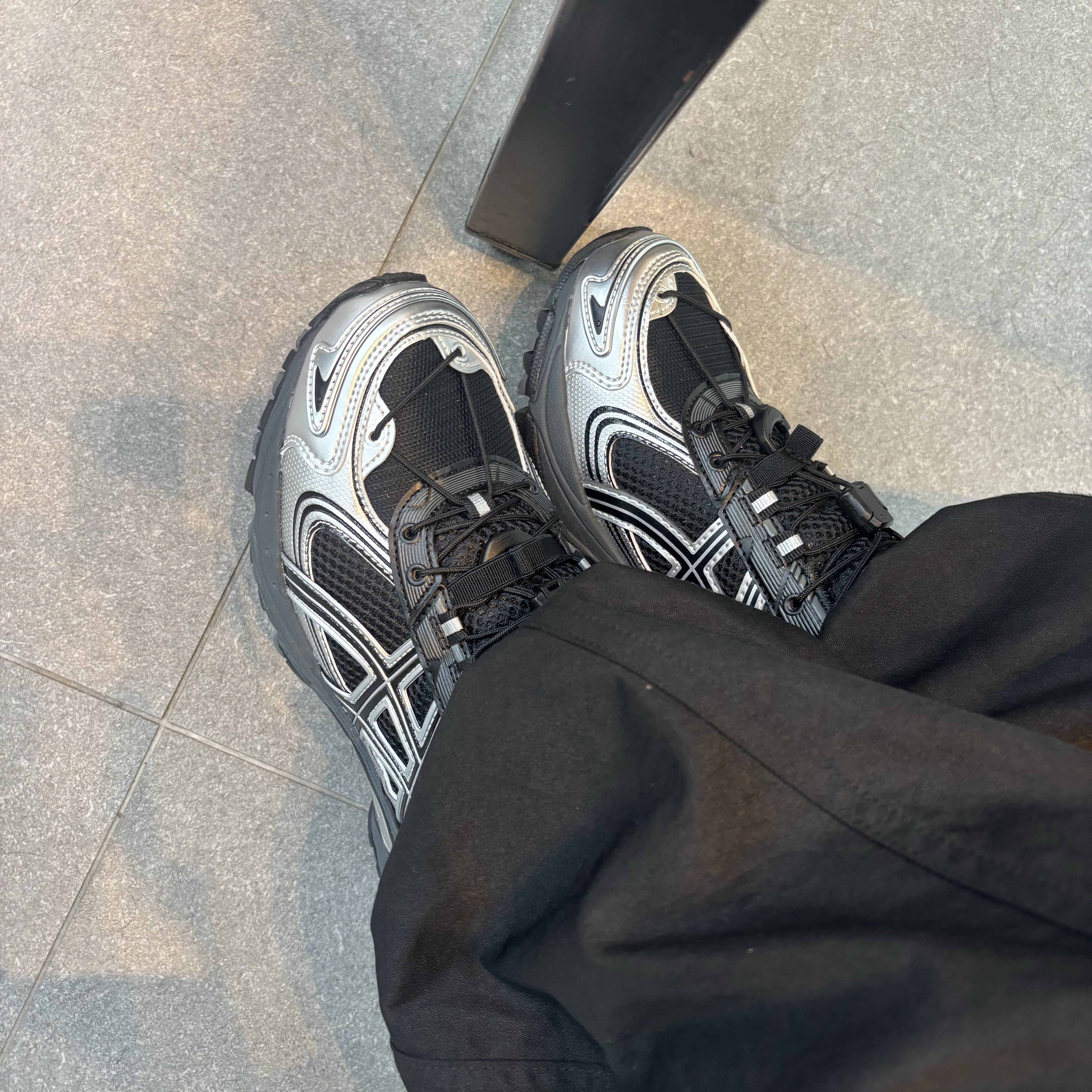 Asics Gel-Kahana TR V4 Carbon Black 착용 스타일 - 1