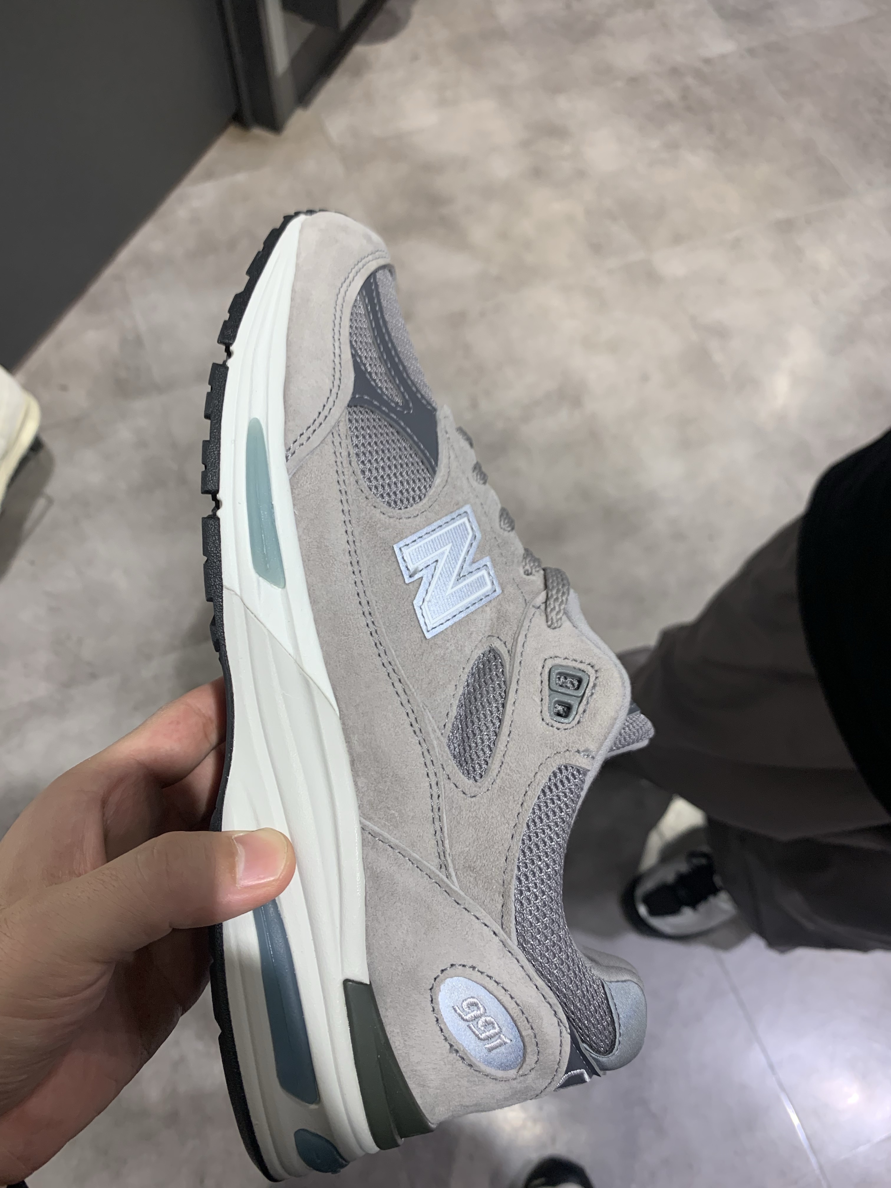 New Balance 991v2 Made in UK Rock Ridge Alloy Silver 착용 스타일