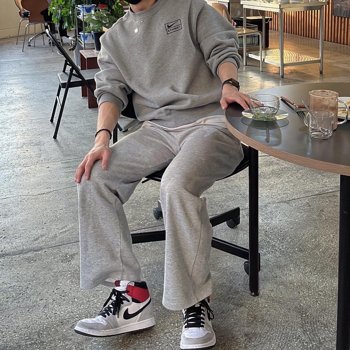 Nike x Stussy NRG Fleece Crewneck Dark Grey Heather (DO9337-063), Jordan 1 Retro High OG Light Smoke Grey 착용 스타일