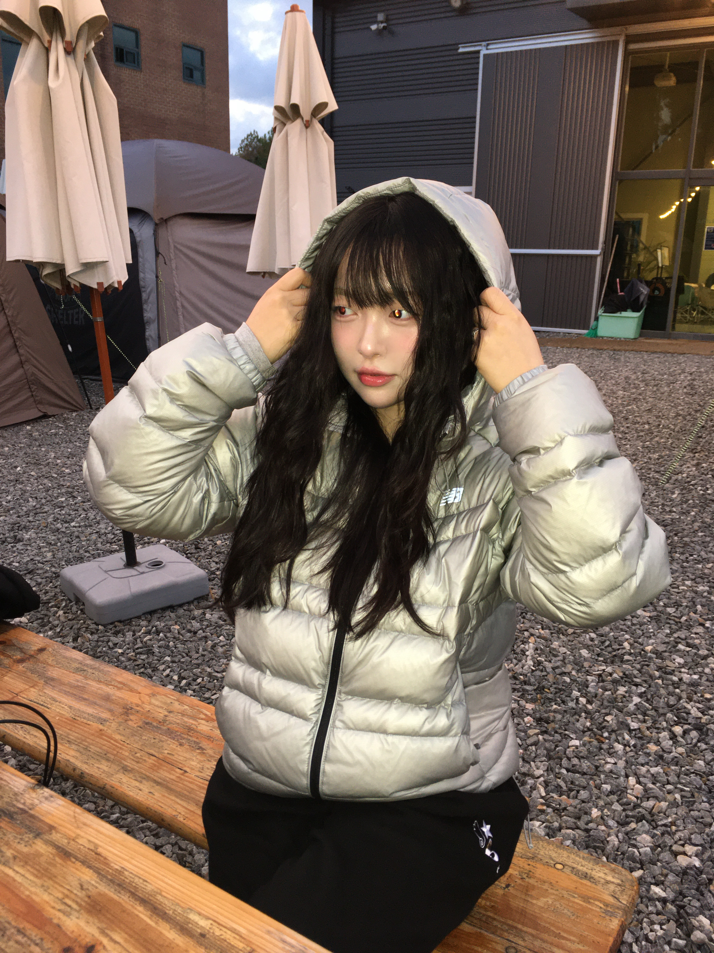 New Balance Flying 77 Superlight Hooded Goose Down Jacket Light Gray 착용 스타일 - 2