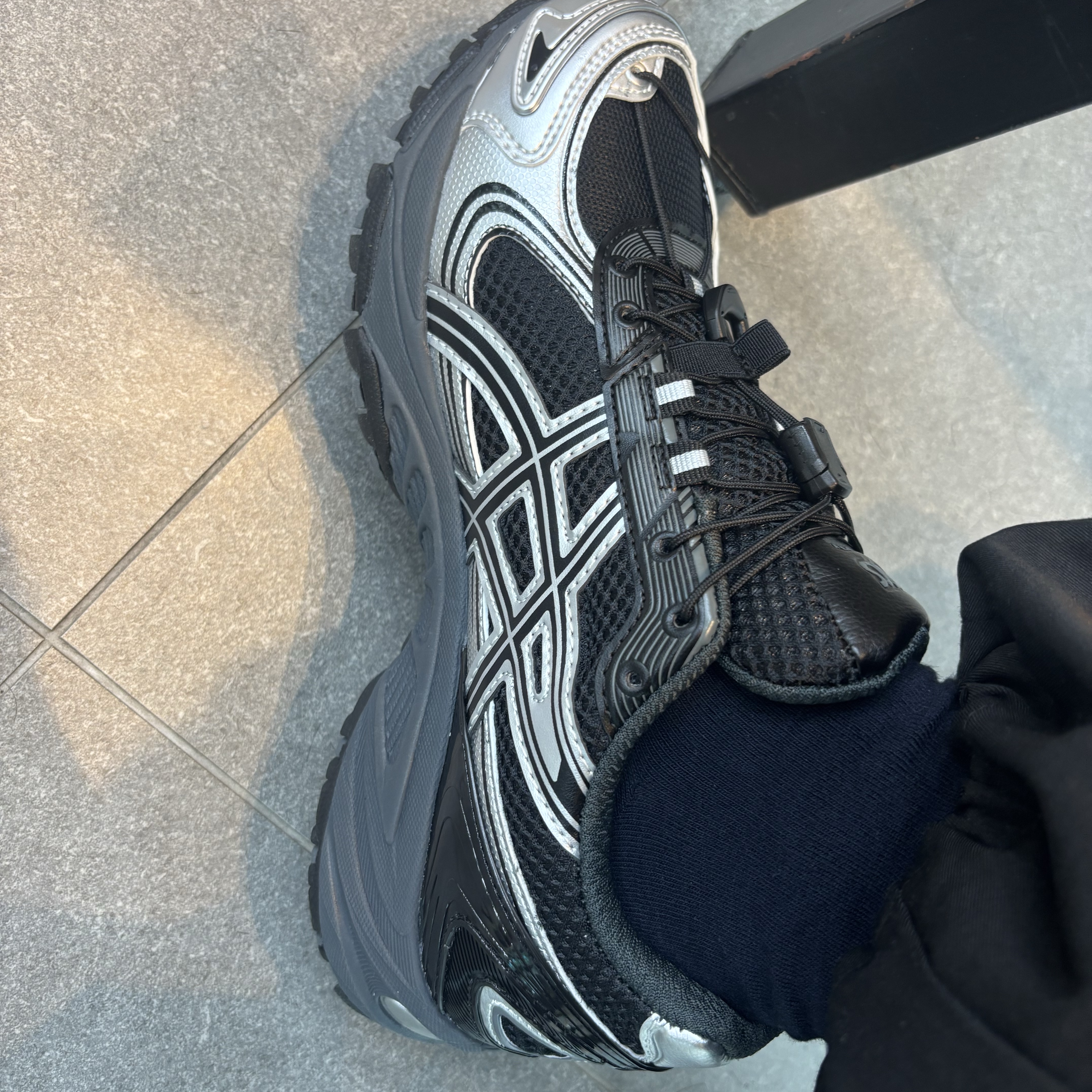 Asics Gel-Kahana TR V4 Carbon Black 착용 스타일 - 2