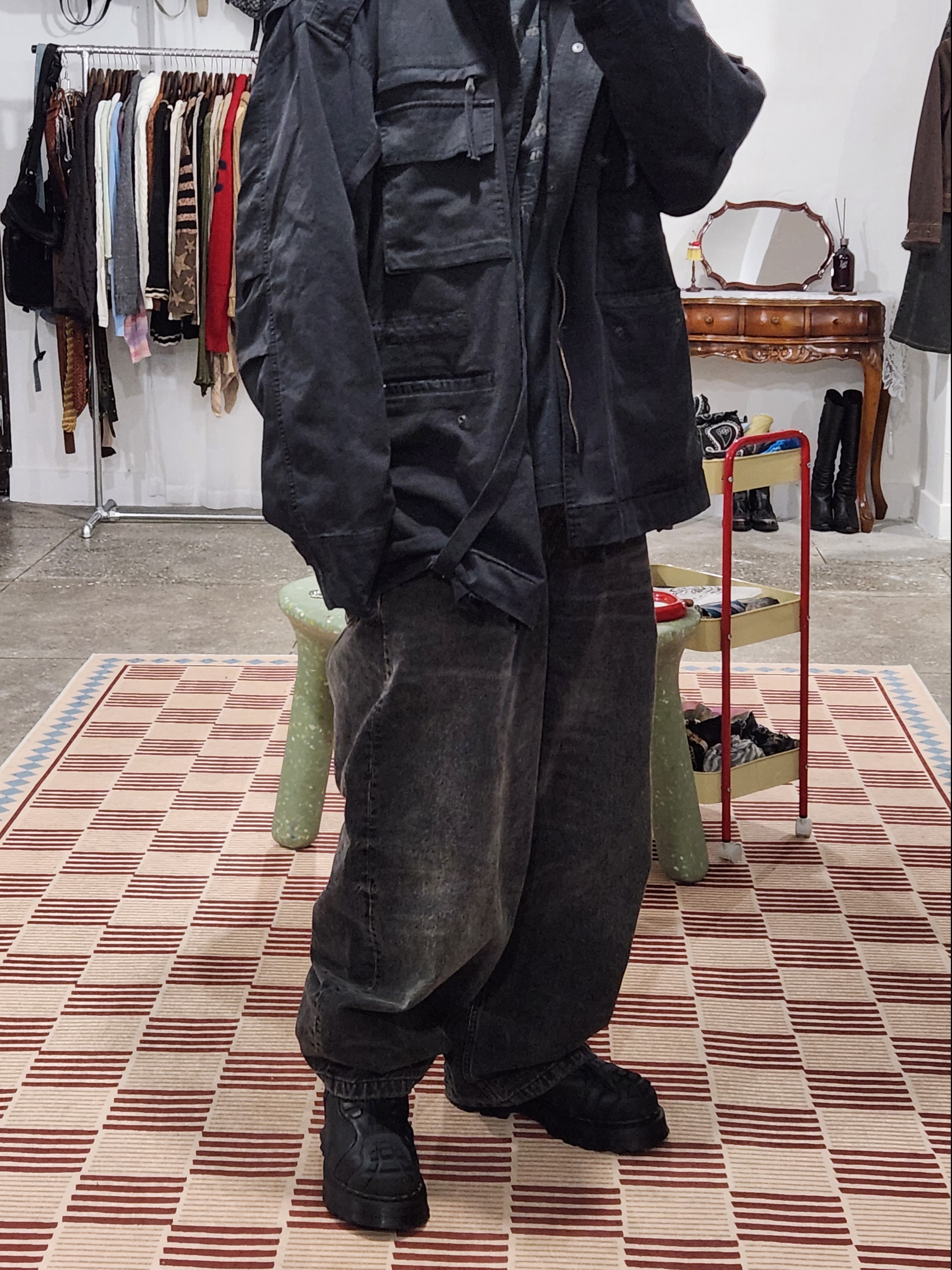 (W) Dr. Martens 2976 Protect Leather Chelsea Boots Black 착용 스타일 - 1