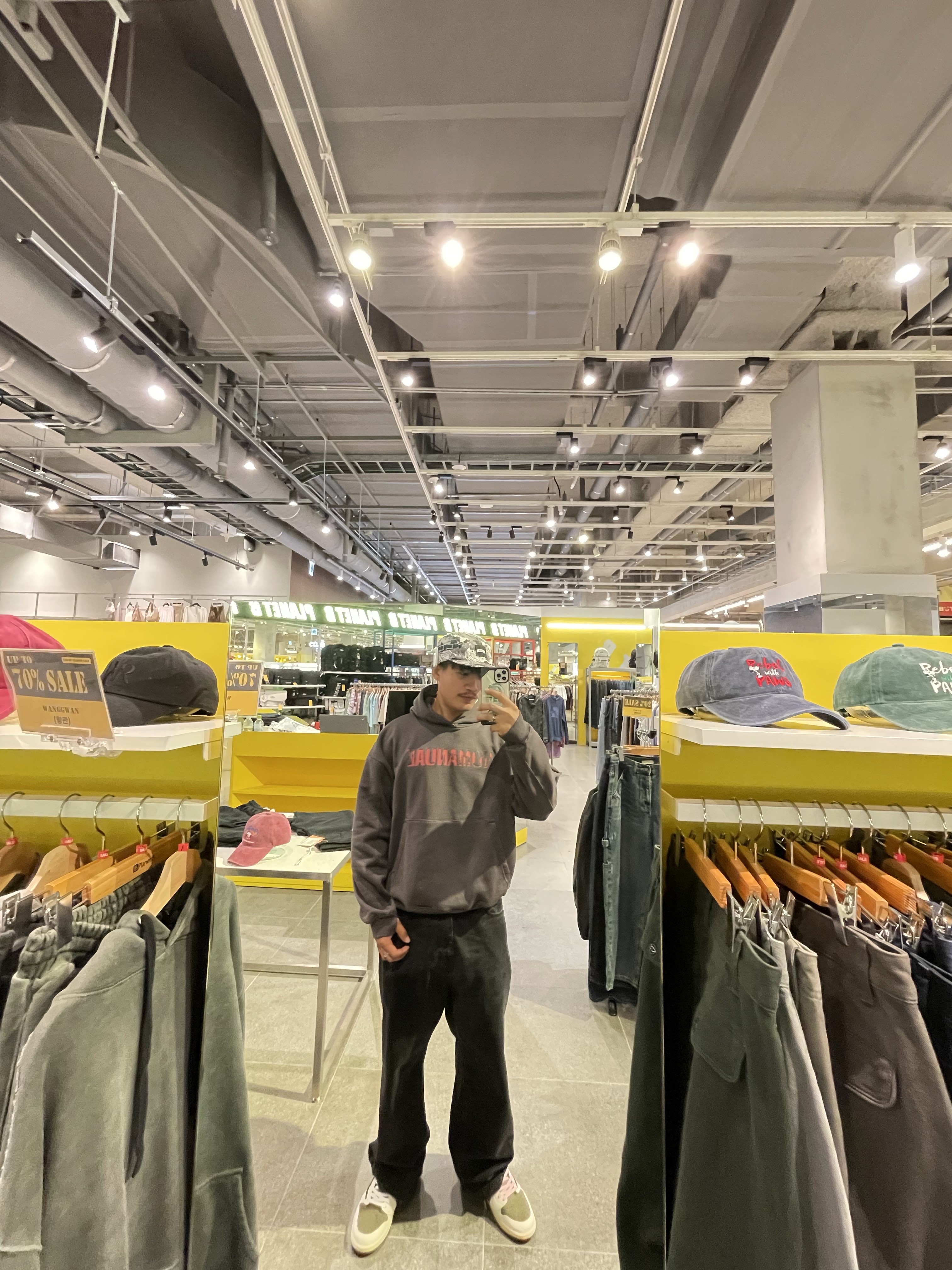 Jordan 1 x Travis Scott Retro Low OG SP Reverse Olive, Carhartt WIP Cole Cargo Pants Black Garment Dyed 착용 스타일